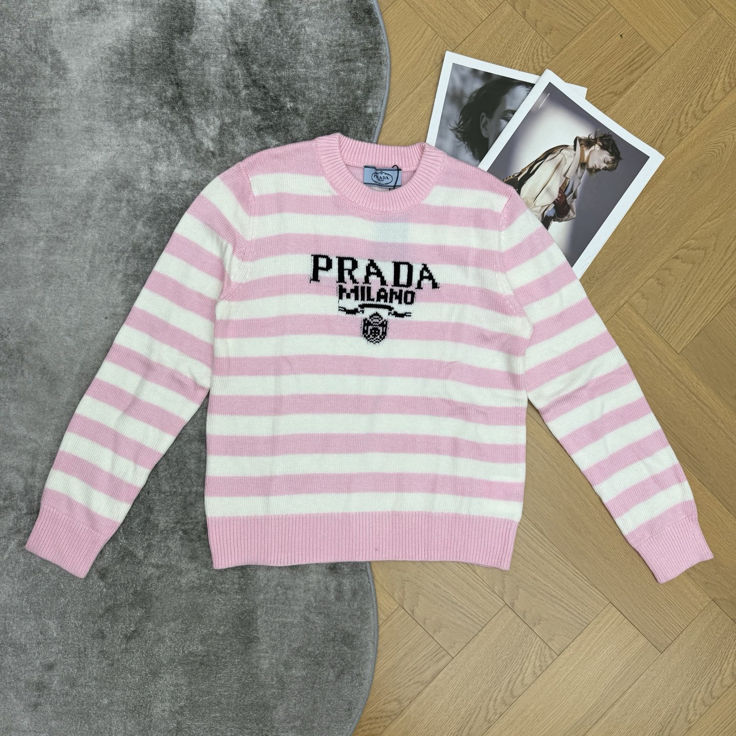 PD 26早秋新款 粉白条纹圆领针织毛衣💖甜酷少女感粉白撞色横条纹，经典圆领合身版型。衣身提花PRADA字母徽章标识，复