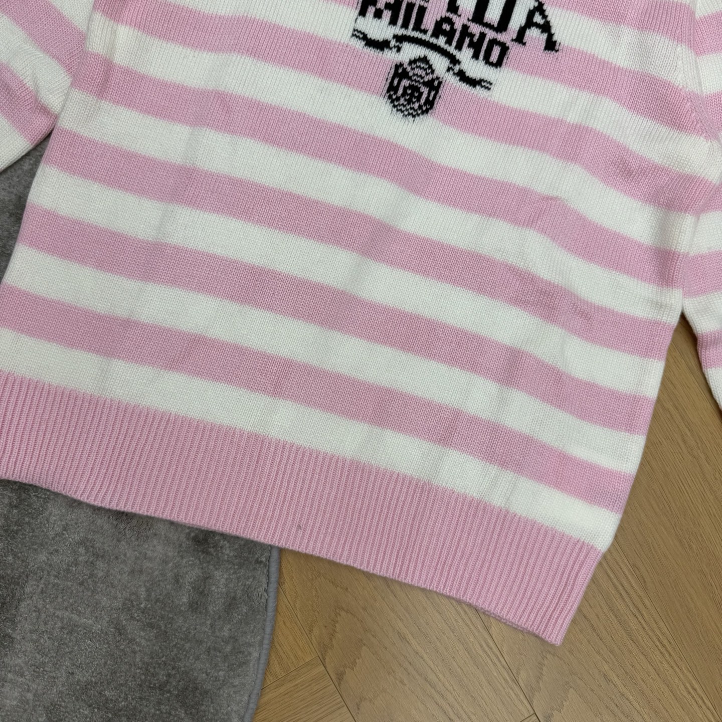 PD 26早秋新款 粉白条纹圆领针织毛衣💖甜酷少女感粉白撞色横条纹，经典圆领合身版型。衣身提花PRADA字母徽章标识，复