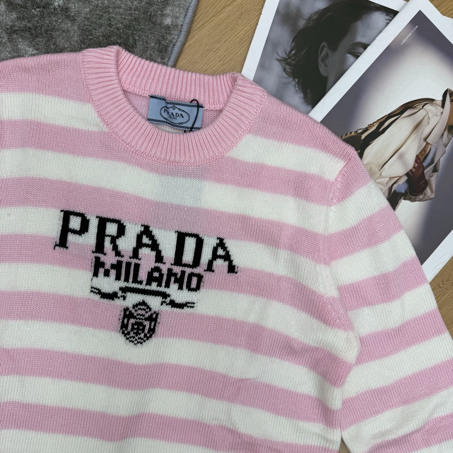 PD 26早秋新款 粉白条纹圆领针织毛衣💖甜酷少女感粉白撞色横条纹，经典圆领合身版型。衣身提花PRADA字母徽章标识，复