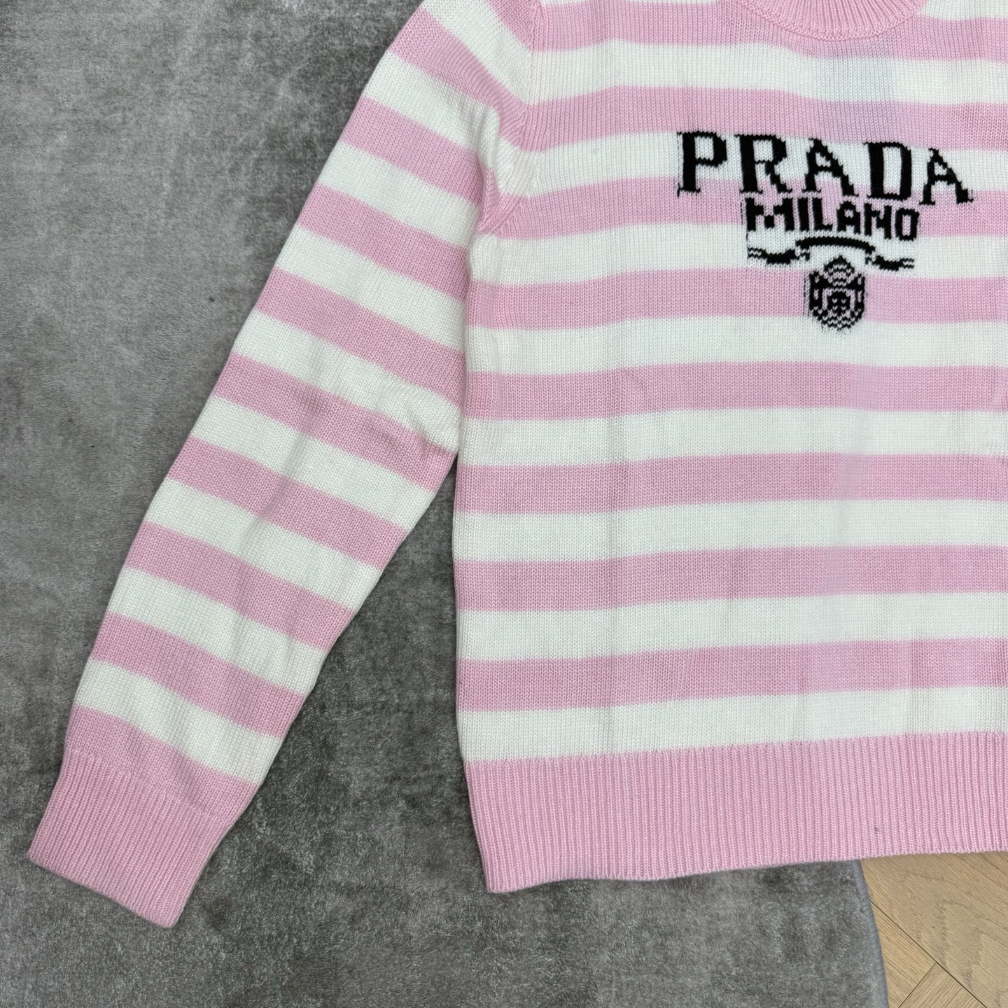 PD 26早秋新款 粉白条纹圆领针织毛衣💖甜酷少女感粉白撞色横条纹，经典圆领合身版型。衣身提花PRADA字母徽章标识，复