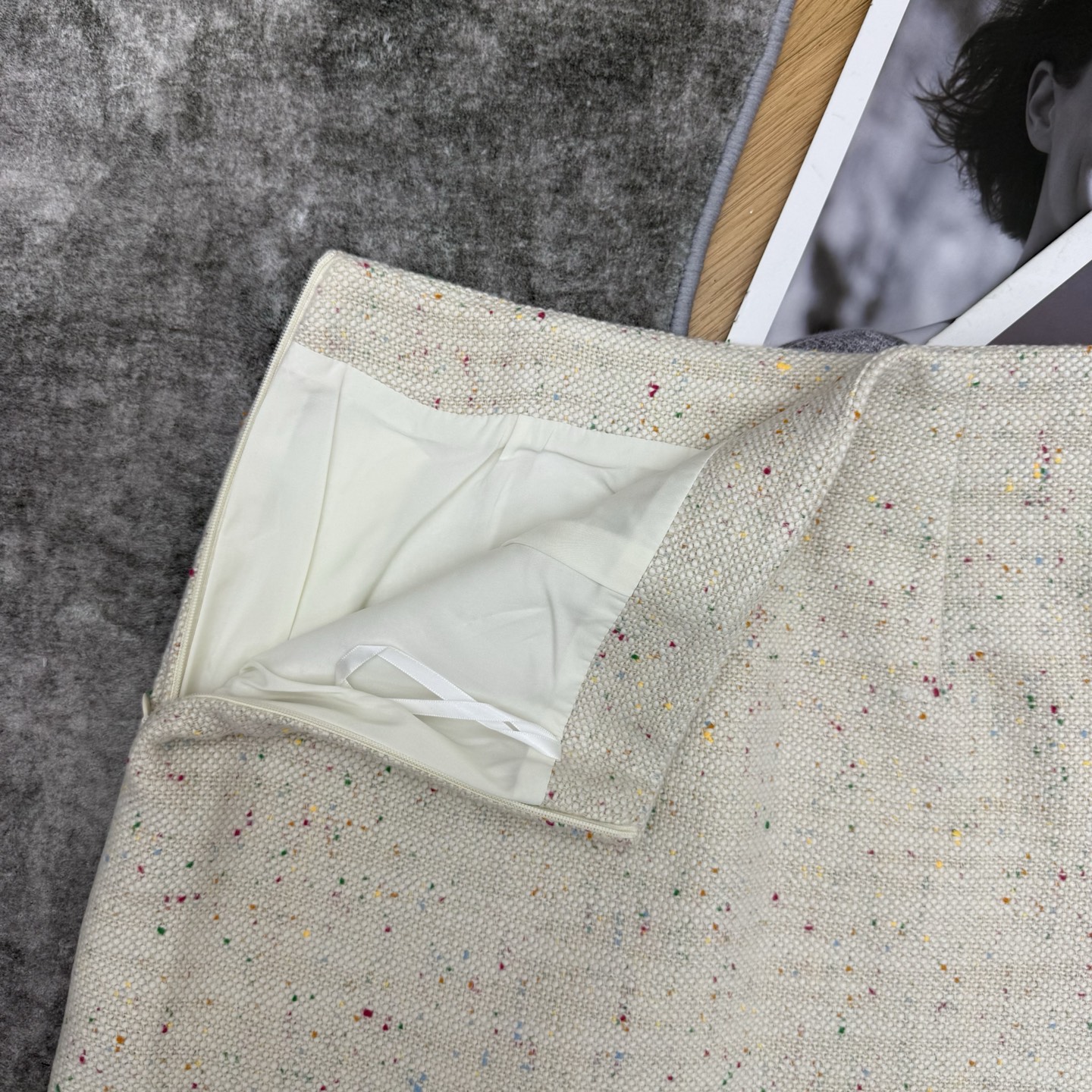 D家 26早秋新款 彩点高腰短裙 混织多彩细点粗花呢面料质感厚实有肌理 简约高腰A字短裙版型 利落修饰胯部线条 下摆lo