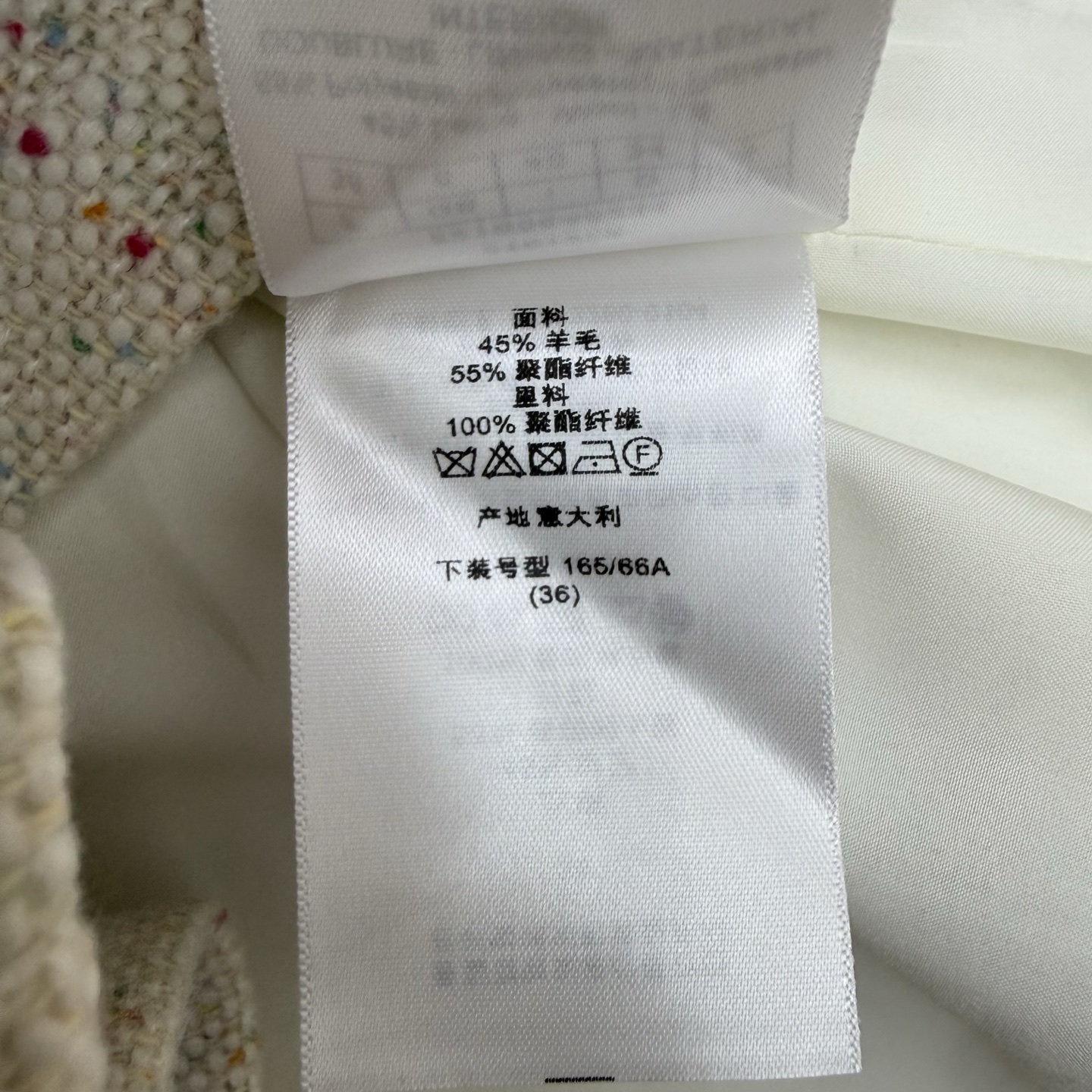 D家 26早秋新款 彩点高腰短裙 混织多彩细点粗花呢面料质感厚实有肌理 简约高腰A字短裙版型 利落修饰胯部线条 下摆lo