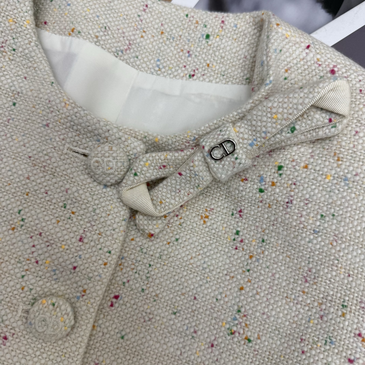 D家 26早秋新款 彩点小香风短外套 混织缤纷彩点粗花呢面料肌理感满满 简约圆领 领口别致蝴蝶结配饰精致感 包扣整齐排布