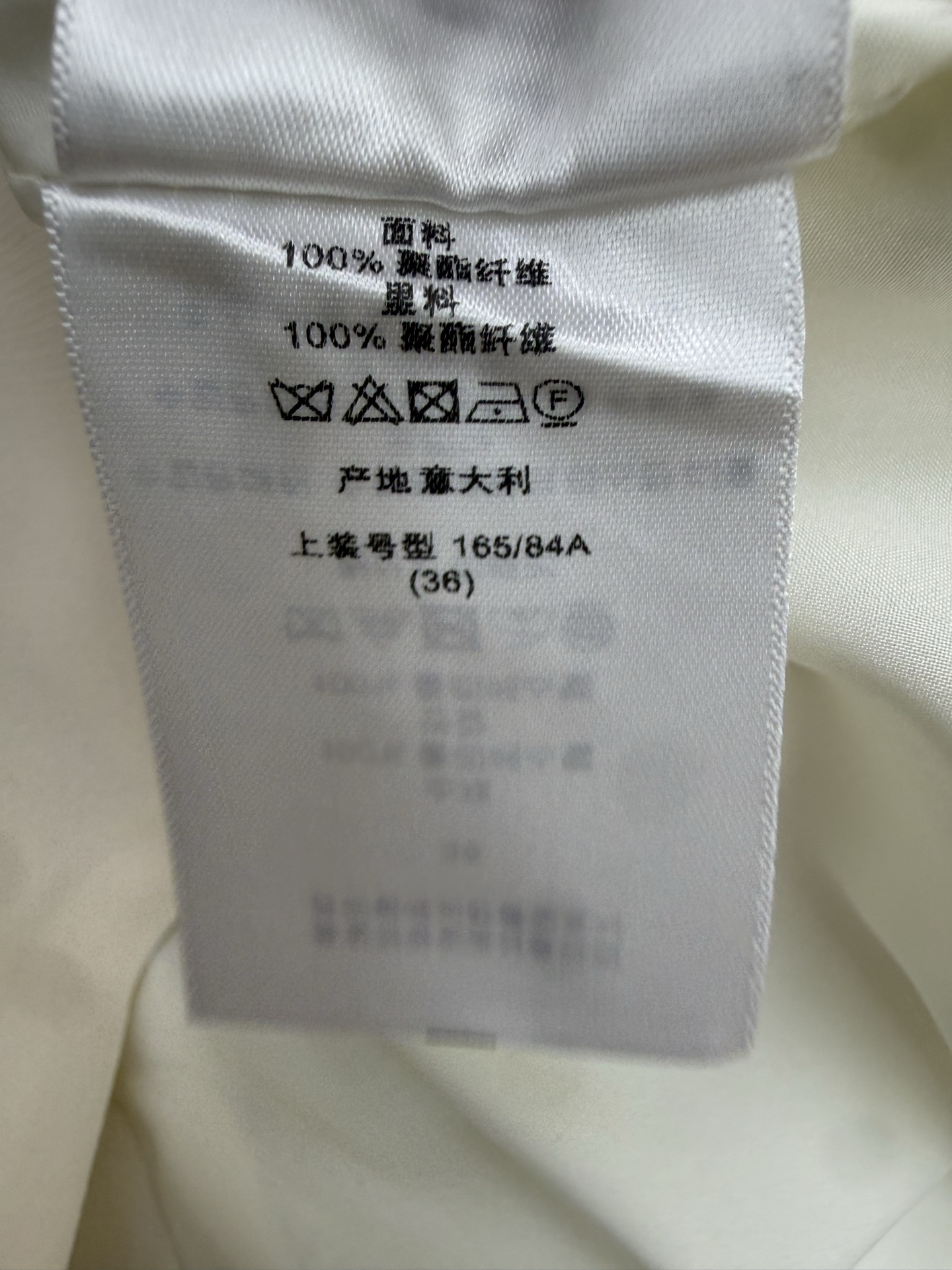 D家 26早秋新款 米白收腰短袖连衣裙 挺括面料质感端庄大气 简约小V领搭配短袖 后拉链穿脱方便 细节氛围感拉满 腰带点