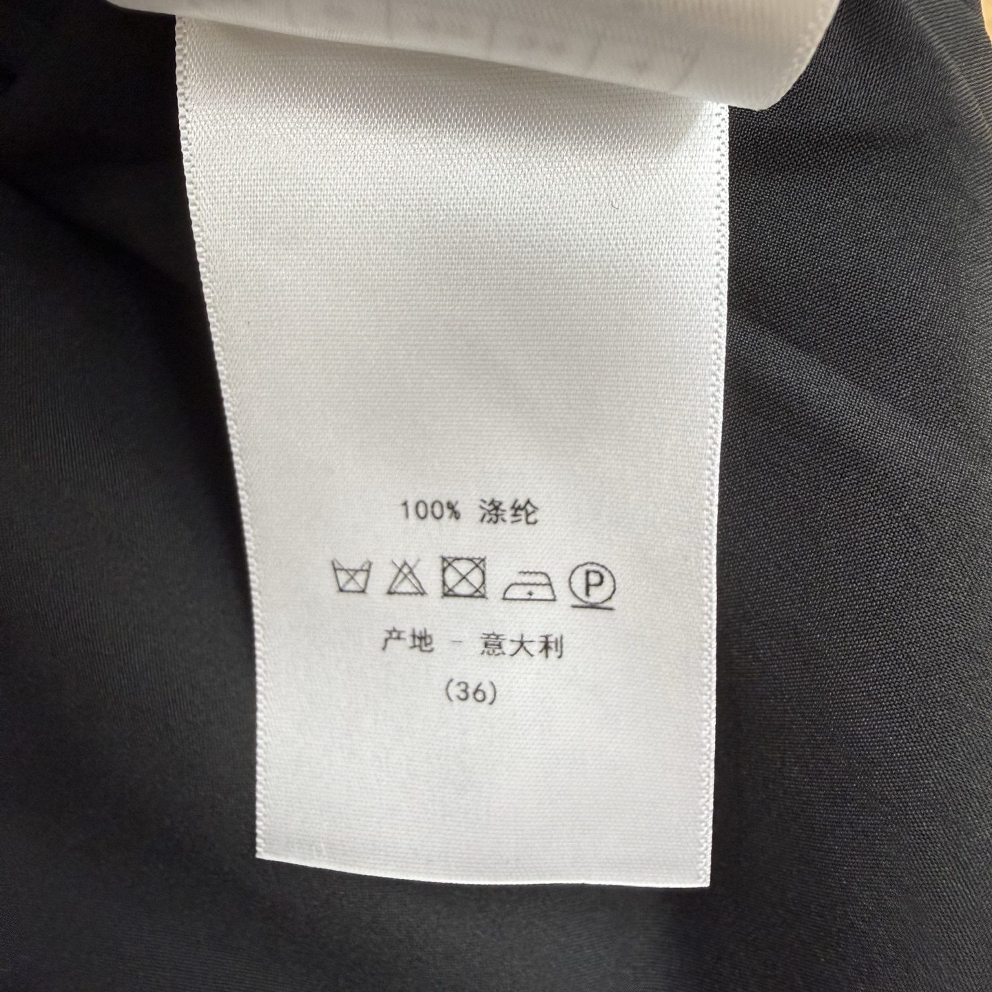 D家 26早秋新款 提花连帽收腰外套 可收纳连帽设计实用性强 腰部双侧抽绳可自由收束腰身 轻松塑造松紧廓形 对称口袋工装