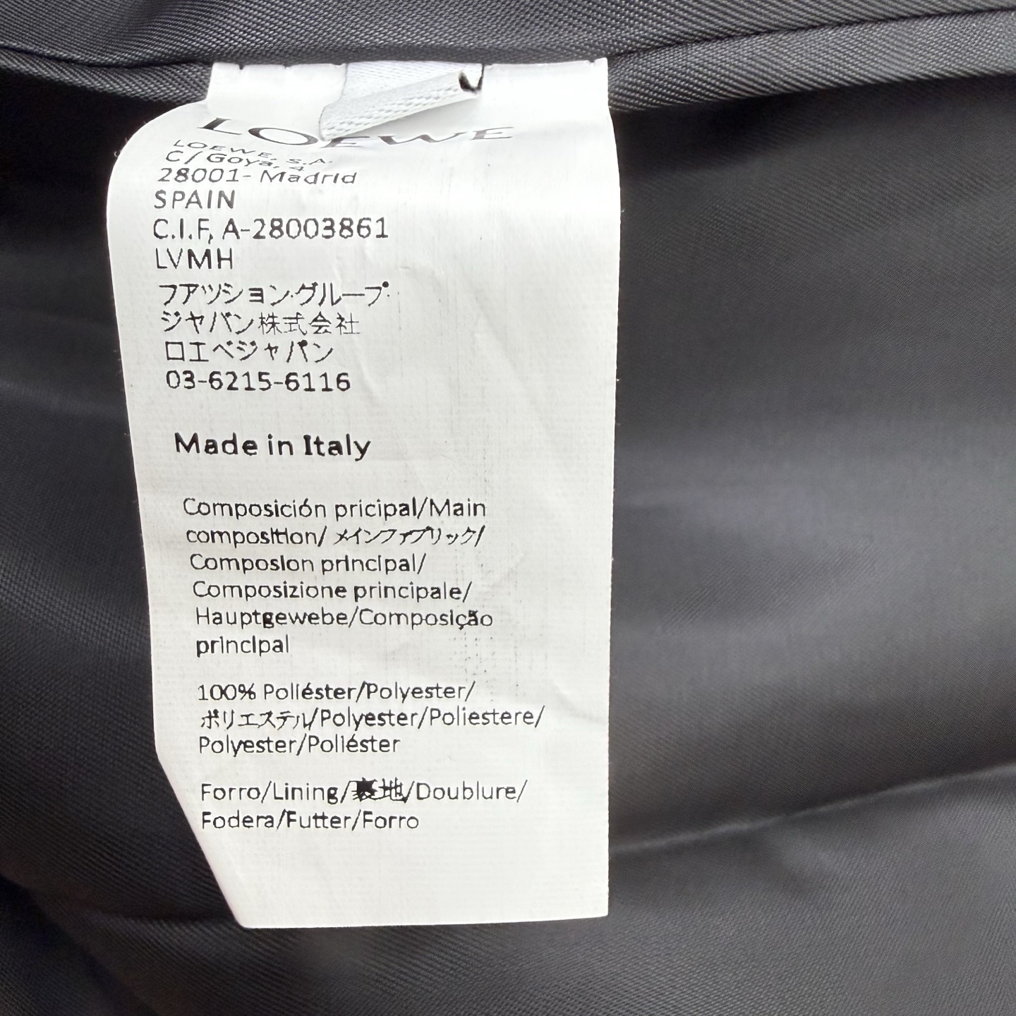 LW家 26早秋新款 黑色西装外套 面料挺括有质感 不易起皱 平驳领搭配三粒扣设计 版型宽松适度 包容多种身形 翻折袖口
