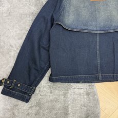 BUR家 26早秋新款 短款牛仔外套 做旧水洗牛仔棉面料 领口渐变复古做旧色调 经典风衣翻领肩章 双排金扣利落大气 两侧 BUR家 26早秋新款 短款牛仔外套 做旧水洗牛仔棉面料 领口渐变复古做旧色调 经典风衣翻领肩章 双排金扣利落大气 两侧