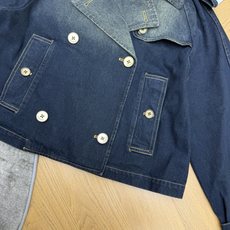 BUR家 26早秋新款 短款牛仔外套 做旧水洗牛仔棉面料 领口渐变复古做旧色调 经典风衣翻领肩章 双排金扣利落大气 两侧 BUR家 26早秋新款 短款牛仔外套 做旧水洗牛仔棉面料 领口渐变复古做旧色调 经典风衣翻领肩章 双排金扣利落大气 两侧