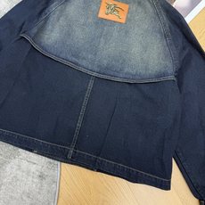 BUR家 26早秋新款 短款牛仔外套 做旧水洗牛仔棉面料 领口渐变复古做旧色调 经典风衣翻领肩章 双排金扣利落大气 两侧 BUR家 26早秋新款 短款牛仔外套 做旧水洗牛仔棉面料 领口渐变复古做旧色调 经典风衣翻领肩章 双排金扣利落大气 两侧