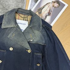 BUR家 26早秋新款 短款牛仔外套 做旧水洗牛仔棉面料 领口渐变复古做旧色调 经典风衣翻领肩章 双排金扣利落大气 两侧 BUR家 26早秋新款 短款牛仔外套 做旧水洗牛仔棉面料 领口渐变复古做旧色调 经典风衣翻领肩章 双排金扣利落大气 两侧