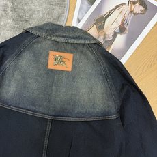 BUR家 26早秋新款 短款牛仔外套 做旧水洗牛仔棉面料 领口渐变复古做旧色调 经典风衣翻领肩章 双排金扣利落大气 两侧 BUR家 26早秋新款 短款牛仔外套 做旧水洗牛仔棉面料 领口渐变复古做旧色调 经典风衣翻领肩章 双排金扣利落大气 两侧