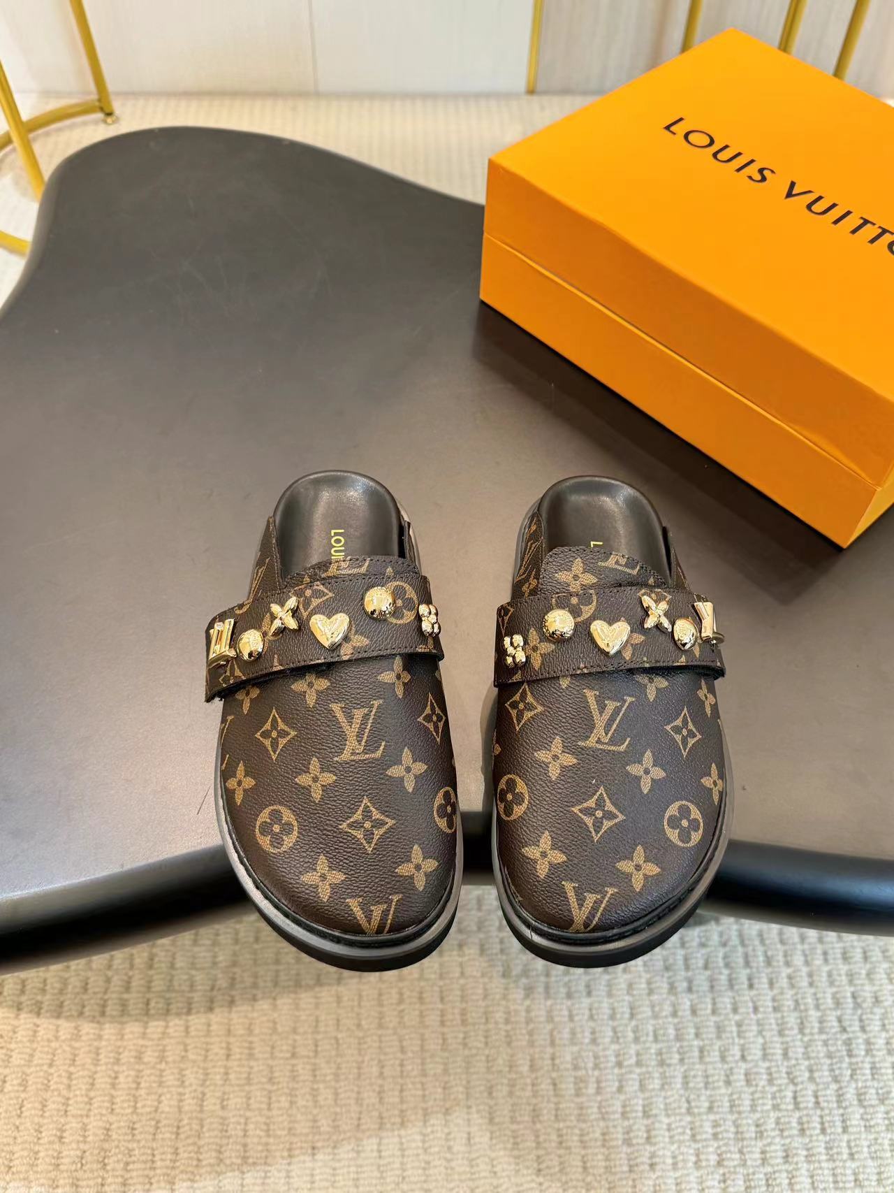 NO:274264,Real-priced louis vuitton lv autumn and winter couple style Birken Slippers are cute and have a good feel. The side logo is the finishing touch. Simple and high-end. Heel-exposed design. Wear and go. Lazy gossip. Warm. Excellent effect. Close eyes. Original purchase and development. Customized upper imported denim imported matte leather imported presbyopia. Hardware buckle original mold opening. Inner foot pad sheepskin sole sole original mold opening. High density foaming sole, louis vuitton, louis vuitton, slippers, sheepskin19860909实价louis vuitton lv 秋冬 情侣款 勃肯拖鞋 可可爱爱、脚感简直不要太好 侧面logo扣点睛之笔 简约又高级 露跟设计 即穿即走 懒人福音 保暖 效果极佳 闭眼入 原版购入开发 鞋面定制进口牛仔布进口磨砂皮进口老花超纤 五金扣原版开模 内里垫脚羊皮 鞋底鞋底原版开模高密度发泡大底,,louis vuitton,louis vuitton,slippers,sheepskin,Men's shoes