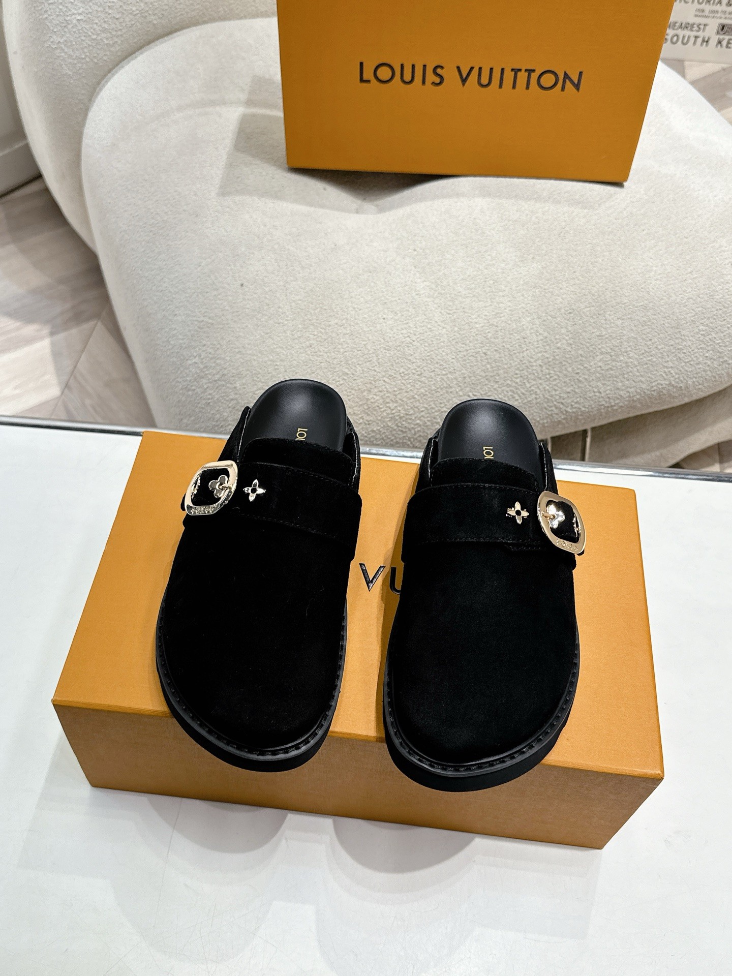 NO:274268,The new lv bag-toe semi-drag winterbreak comfort flat slippers lv letters and monogram floral embellishment leather surface, paired with sheepskin inner and outdoor wear, suitable for both indoor and outdoor wear. The water platform is made of high-density foaming material, light and comfortable, the sole has a certain thickness, and the height-enhancing effect is also good!  Premium size :35-46,,louis vuitton,slippers,sheepskin19860909实价lv新款包头半拖拖 winterbreak comfert 平底拖鞋lv 字母和monogram 花卉点缀图案的皮面,搭配羊皮内里,室内外穿着皆宜.水台高密度发泡材质,轻盈舒适,鞋底有一定厚度,增高效果也不错！精品 size :35-46,,louis vuitton,slippers,sheepskin,Men's shoes