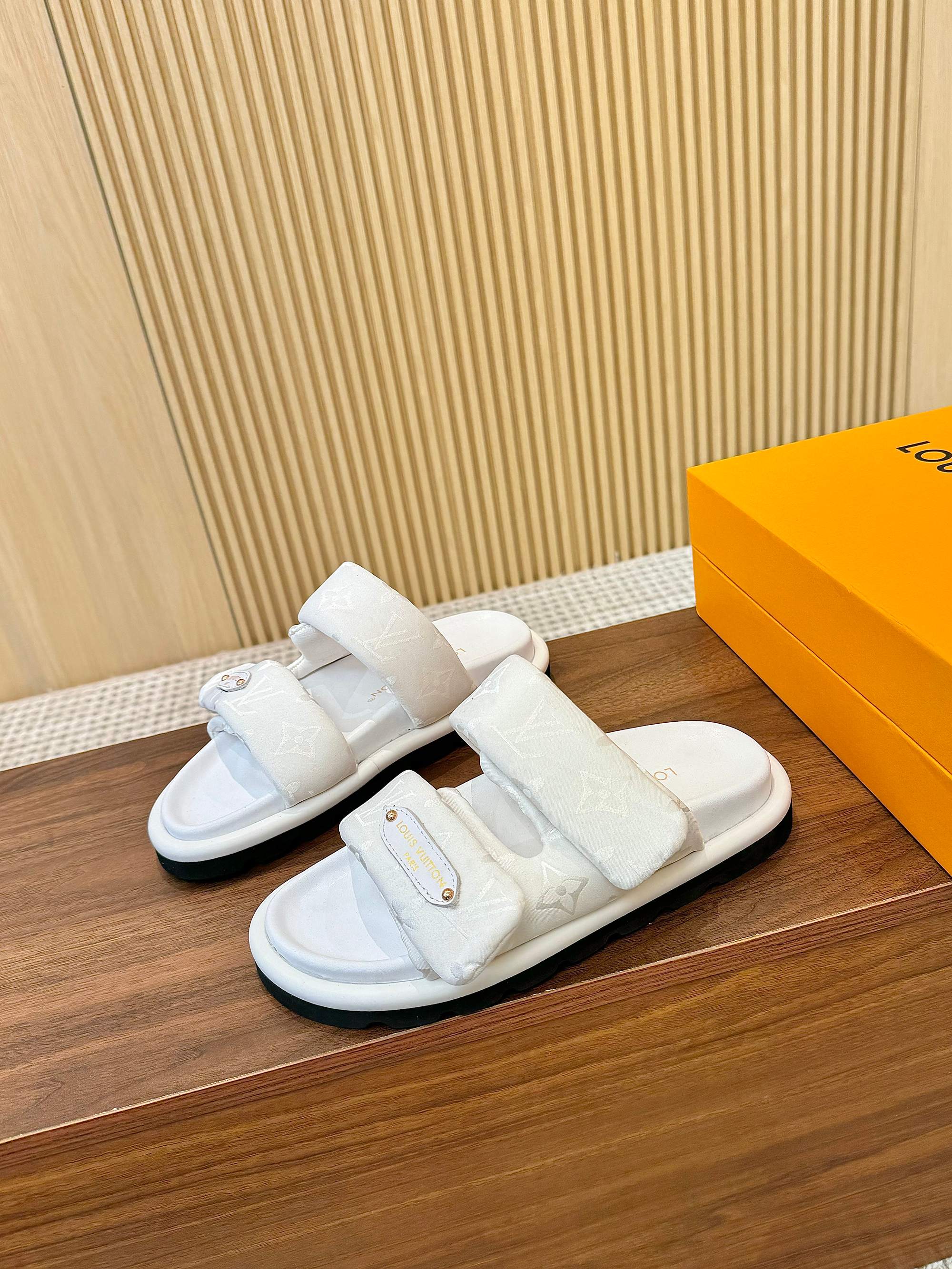 Louis Vuitton Women's White Monogram Embossed Archlight Flat Sandals 4 a1741773366557 0363