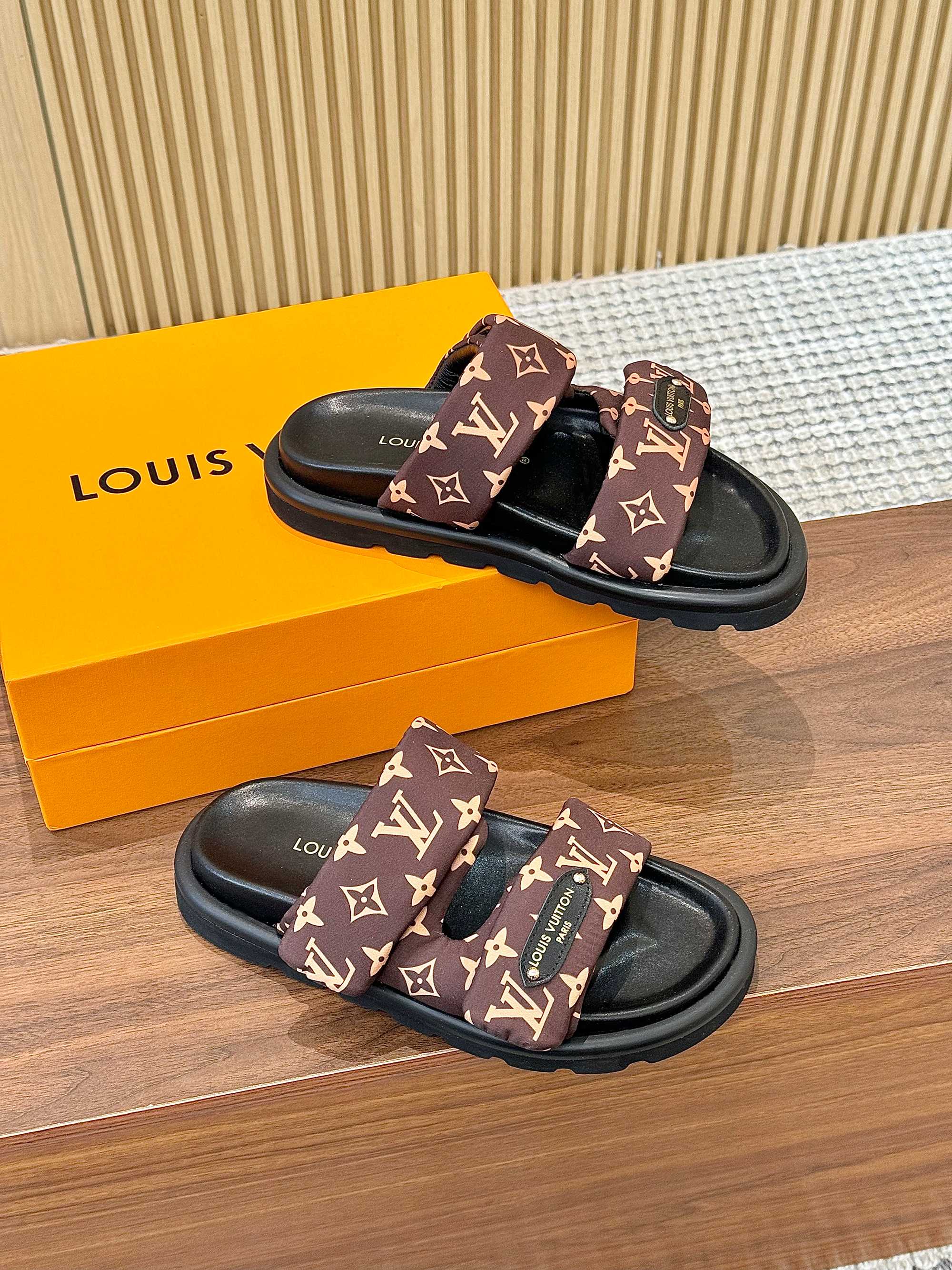 NO:274266,Real-price Mimi【lv】New new slippers are in high demand e has been selling before taking pictures. Selling, you can imagine how popular it is, it is still classic old-fashioned pattern with custom buttons for logos. It is very suitable for daily leisure and home. 3] color choices, each of which looks so beautiful. Delicate, noble but elegant, highly recommended. New products are popular   show bdetails Standard number | 35-46 Colors black, presbyterian brown, white,, louis vuitton, slippers19860909实价米米【lv】新款拖鞋火热上新 e还没拍照就一直在卖卖 卖,可想而知火热程度、依旧是经典老花纹搭配logo定制扣 子、非常适合日常休闲居家、3]个颜色选择每一个都那么好看 秀气,高贵而不失优雅、强烈推荐推荐 新品興   show bdetails 标准码数 |35-46 颜色黑色、老花棕、白色,,louis vuitton,slippers,Men's shoes