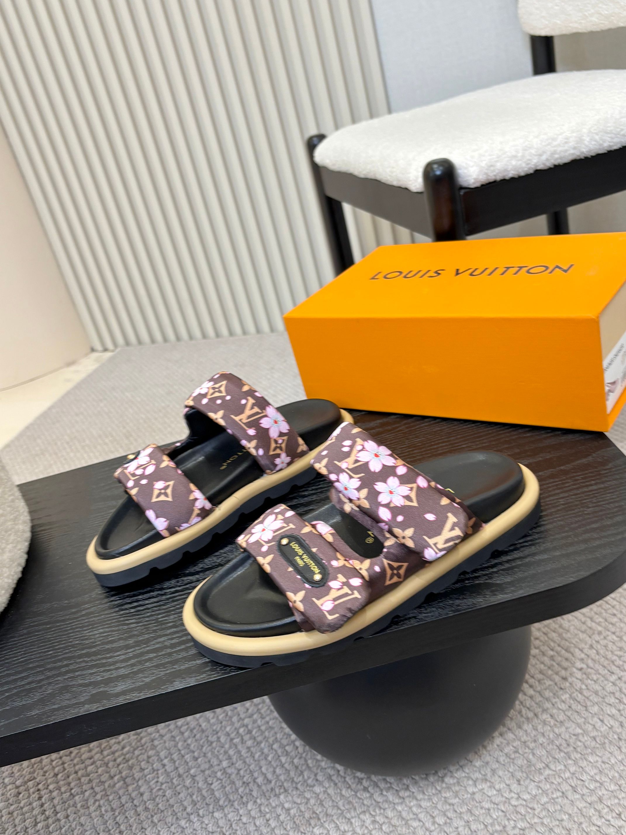 Louis Vuitton Women's Flower Print Sandal Slides Comfortable and Stylish 3 a1743335021909 8608