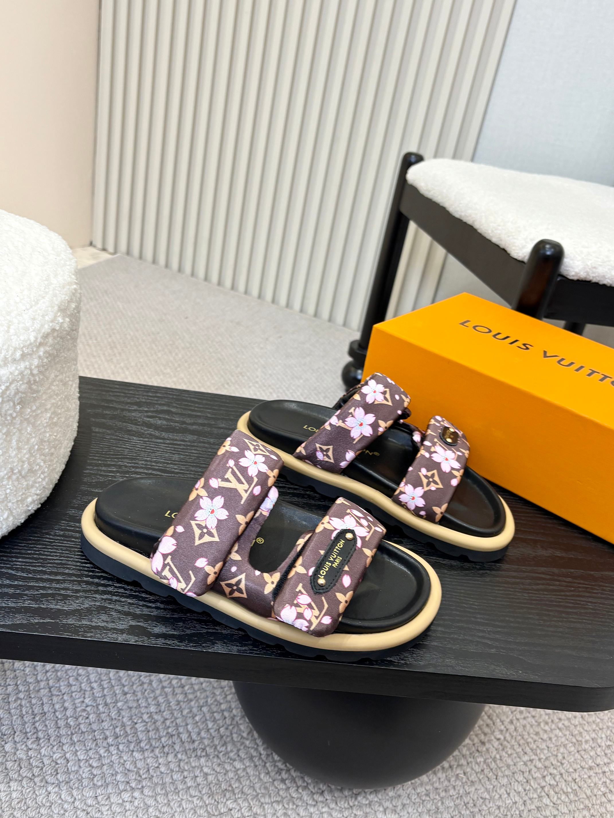 Louis Vuitton Women's Flower Print Sandal Slides Comfortable and Stylish 5 a1743335022150 5847