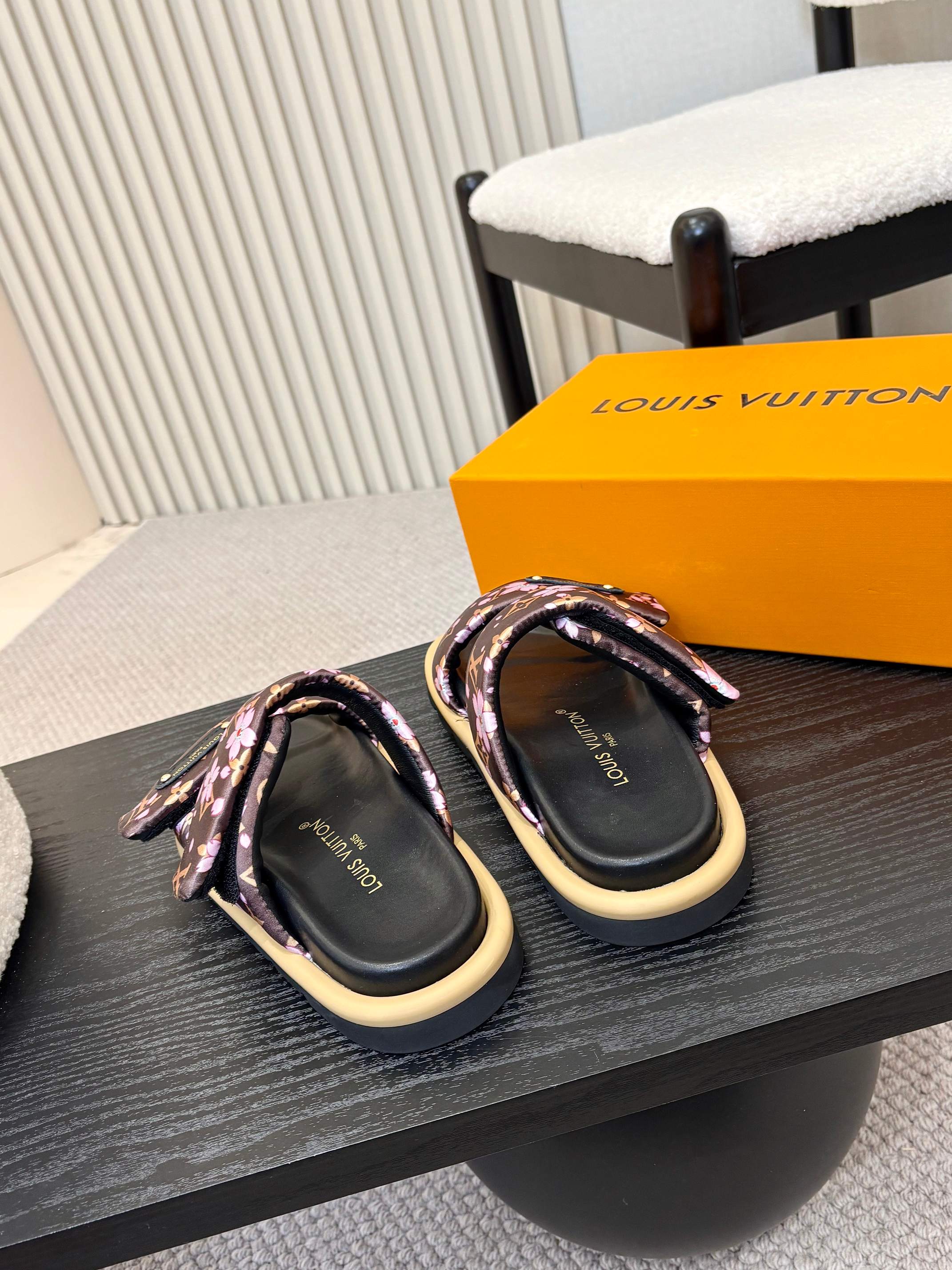 Louis Vuitton Women's Flower Print Sandal Slides Comfortable and Stylish 7 a1743335022294 8044