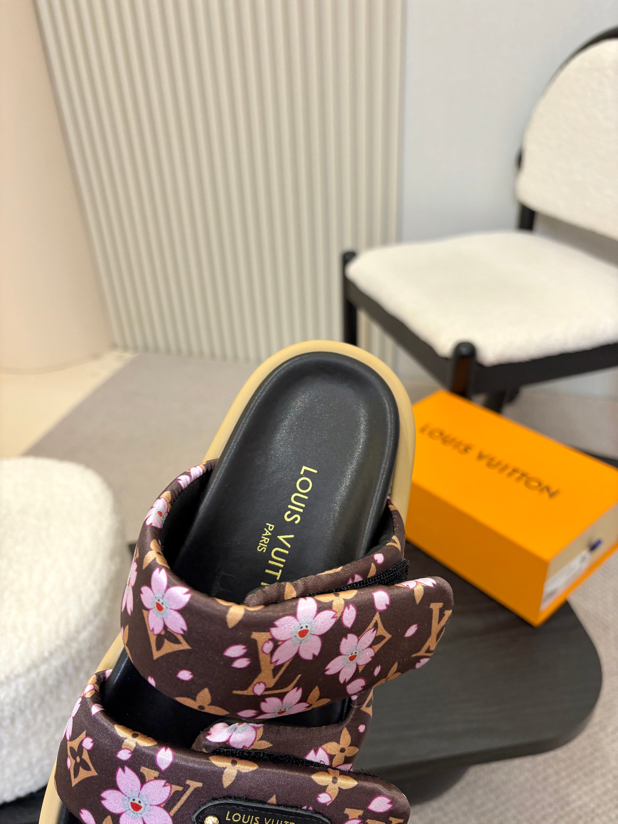 Louis Vuitton Women's Flower Print Sandal Slides Comfortable and Stylish 10 a1743335023178 2118