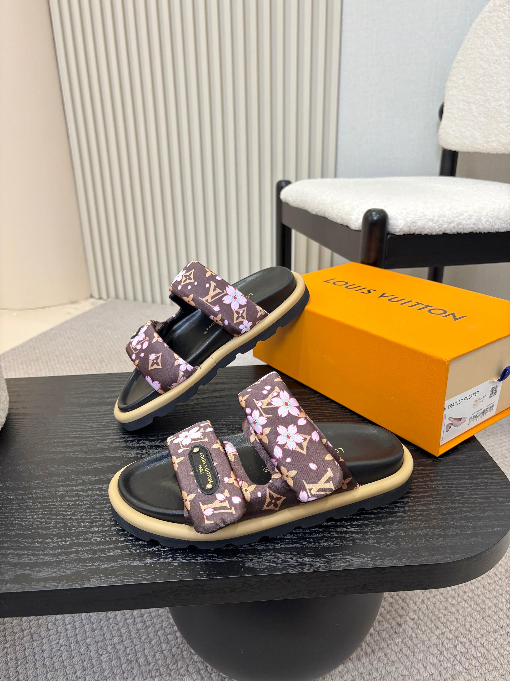 Louis Vuitton Women's Flower Print Sandal Slides Comfortable and Stylish 6 a1743335023291 3121