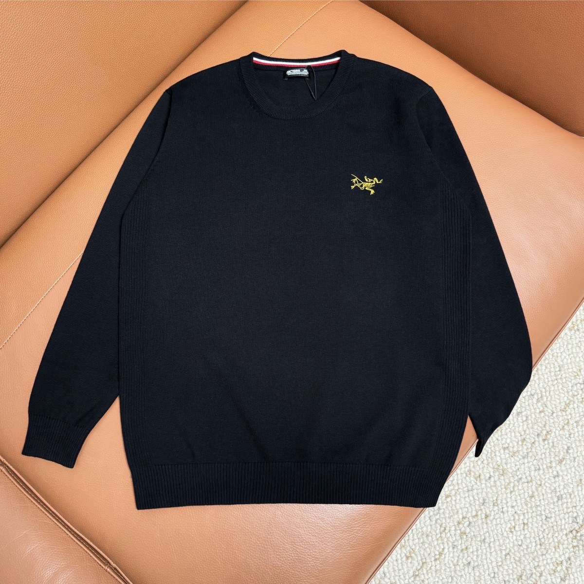 Bird Embroidered Round Collar Sweater in Various Colors and Sizes - 图片 3