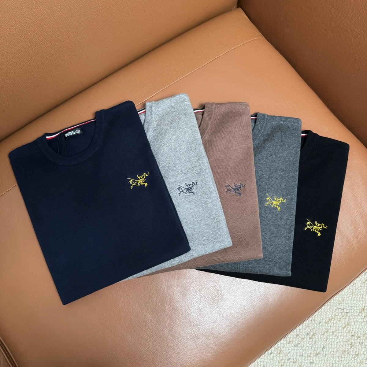 Bird Embroidered Round Collar Sweater in Various Colors and Sizes - 图片 2