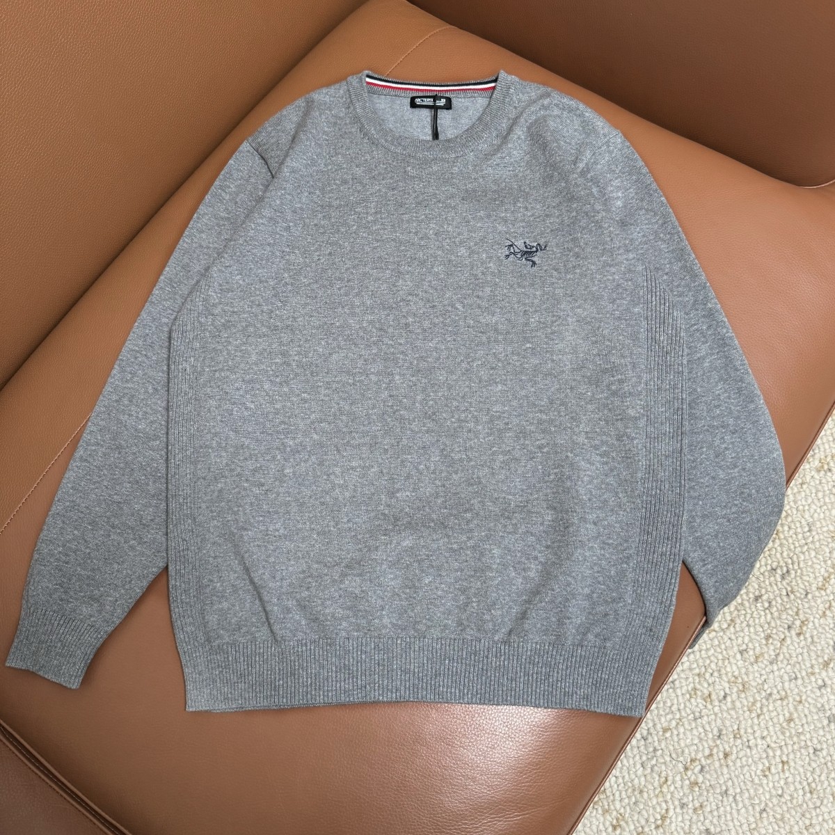 Bird Embroidered Round Collar Sweater in Various Colors and Sizes - 图片 4