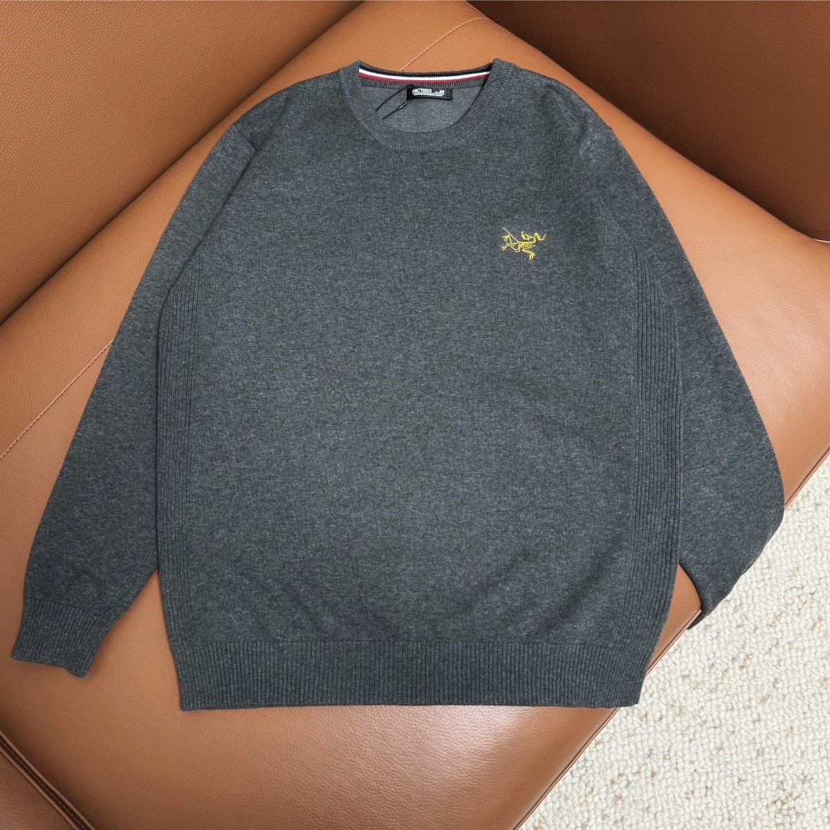 Bird Embroidered Round Collar Sweater in Various Colors and Sizes - 图片 6