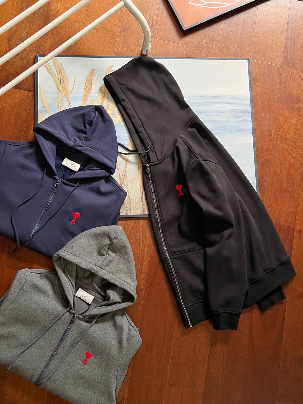 Fashionable Heart-Strung Hat and Velvet Coat in Black, Blue, Dark Grey. Sizes M-3XL. 460g Velvet. - 图片 5