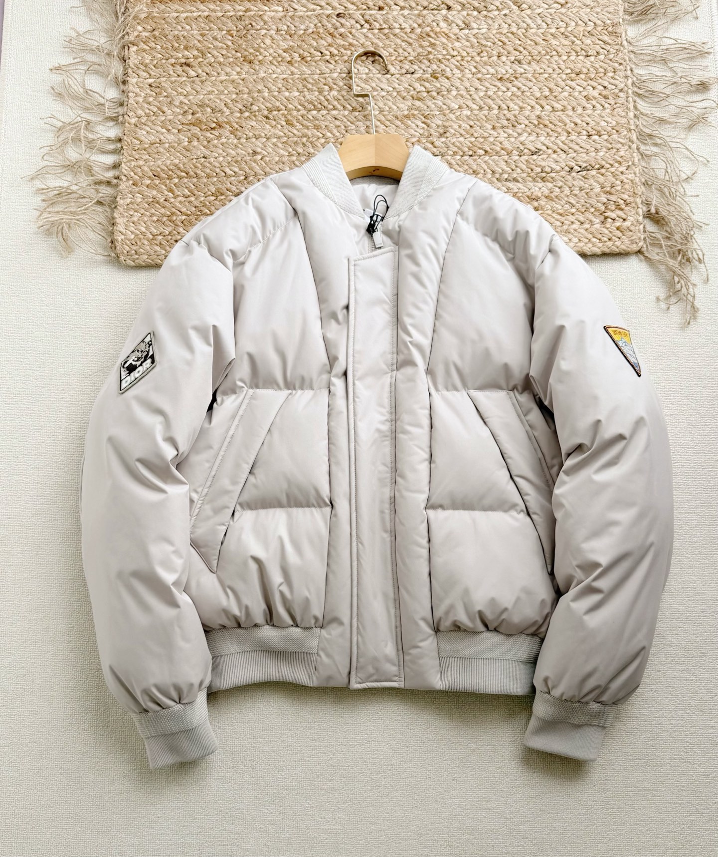 NO:625300,Price adjustment, model number SY9028, size 46-48-50-52, new autumn and winter product, CD for men and women, 400g velvet filling, warm and thick. Customized jacquard threaded collar, cuffs, hems, front and center zipper opening, invisible button pockets on both sides of the inside, patch embroidery on both sides of the sleeves, full gray and white tone, fashionable and versatile. Work details are counter-level quality, 11 restoration, the highest version on the market!  ,,alexander wang19860909调价 款号SY9028 码数46-48-50-52 秋冬新品,CD男女同款,400g充绒,保暖厚实.定制提花螺纹领口、袖口、下脚,前中拉链开合,内里两侧隐形扣袋,袖侧两边分别饰有贴章刺绣工艺,全幅灰白色调,时尚百搭.做工细节专柜级品质,11还原,市场最高版本！,,alexander wang,Men's clothing