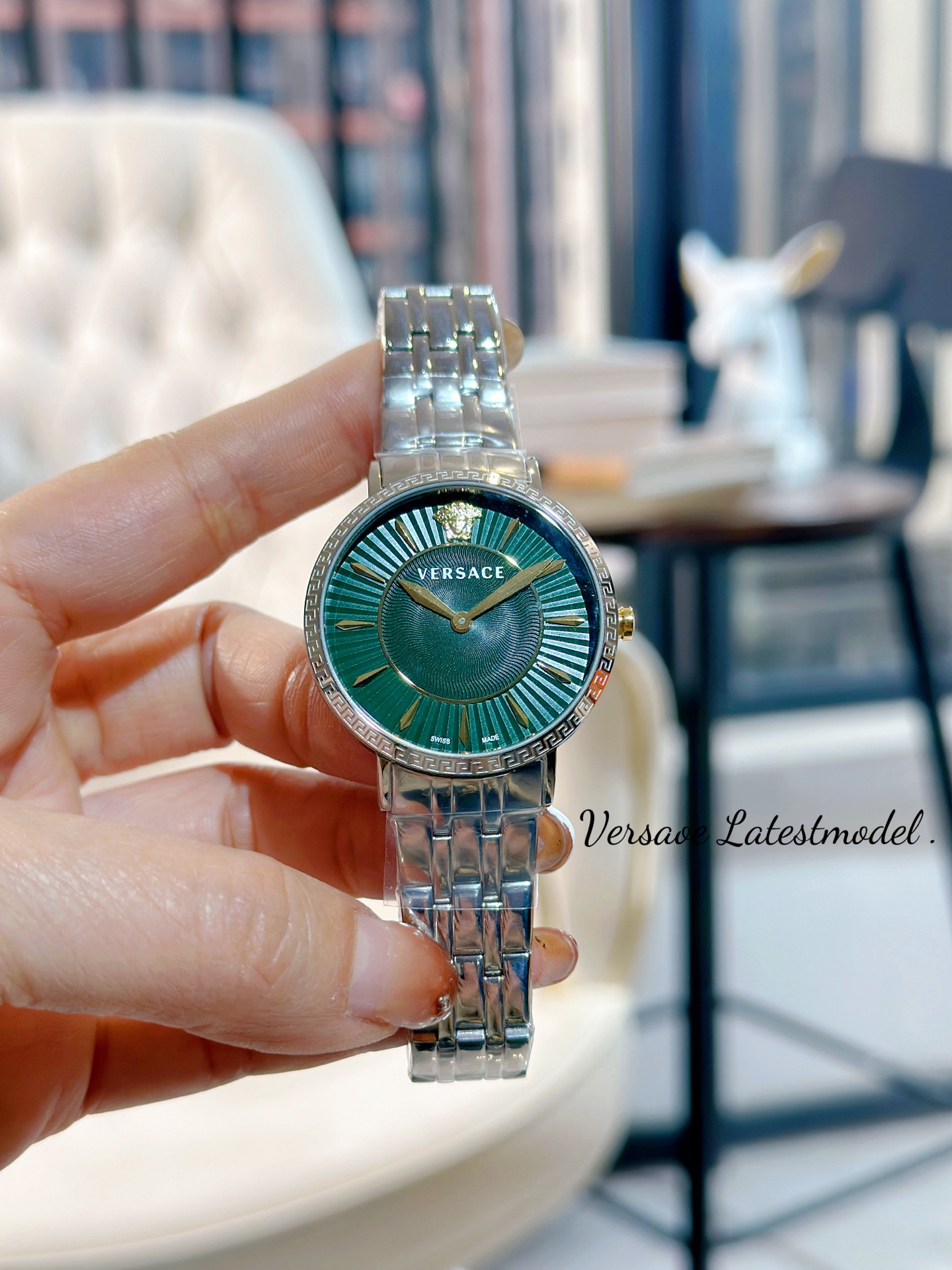 NO:394219,The new Versace VERSACE GRECA CHIC series, the Greek franc pattern decorated with the top circle, fully displaying Versace's fashion genes. The disk design of water ripples and radial lines adds a mysterious effect on light and shadow. The relief Medusa avatar design, which evokes charming sight at first glance, and the classic texture is gorgeous and noble. Size: 36mm, versace, versace19860909新款 范思哲 VERSACE GRECA CHIC系列,以顶圈装饰的希腊回纹法郎图案,充分展现出范思哲时尚基因,水波纹与放射状纹路的盘面设计增添了神秘对光影效果,浮雕美杜莎头像设计,一眼钟情勾起迷人视线,经典质感华丽贵气,尺寸:36mm,,versace,versace,Watch