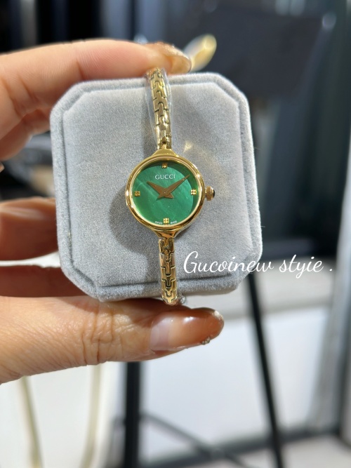 Gucci Vintage Women's Watch Gold-Tone Bracelet with Green Malachite Dial 1 Gucci Vintage Women's Watch Gold-Tone Bracelet with Green Malachite Dial