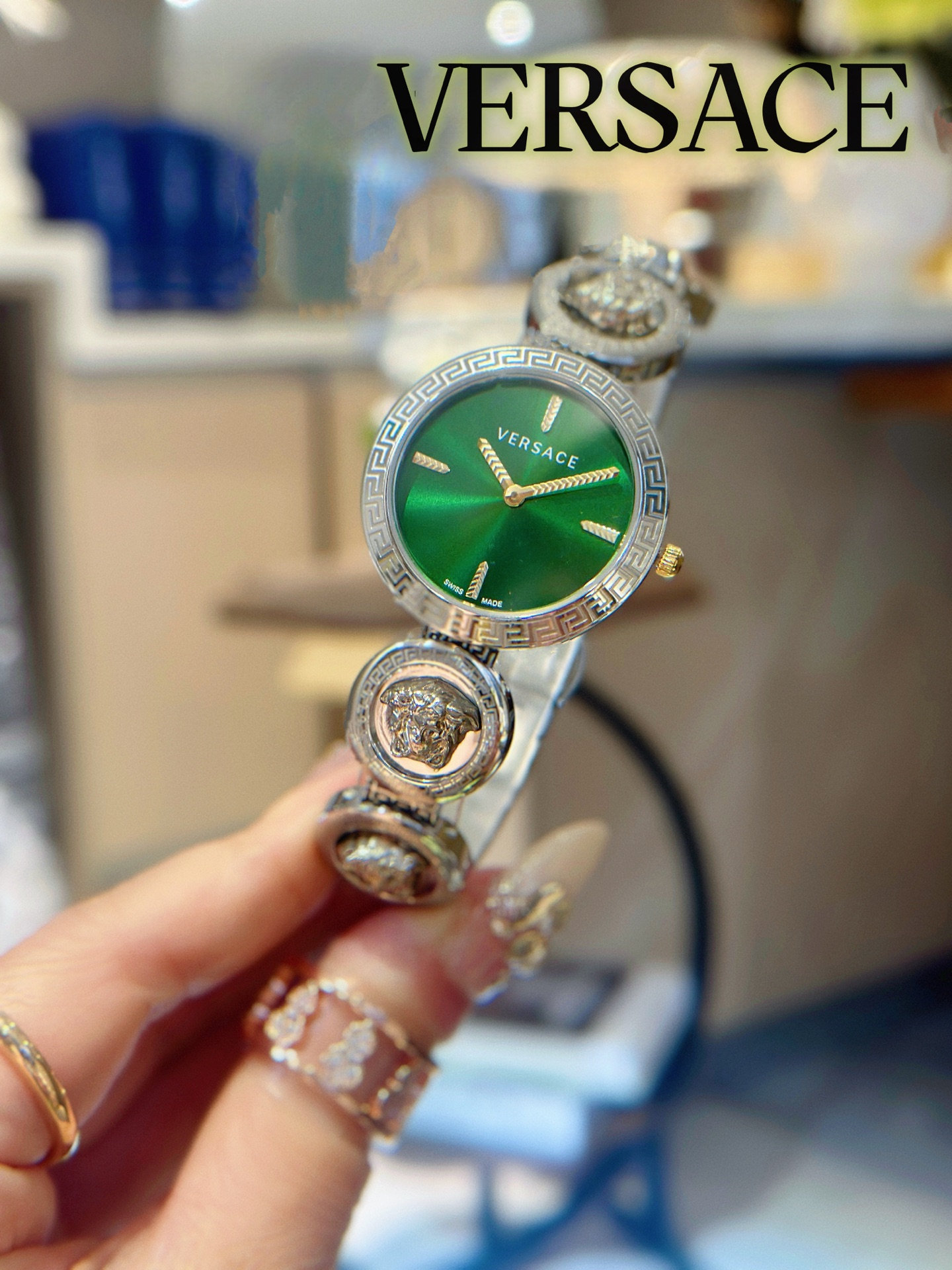 NO:394273,VERSACE VEDW Medusa Lock Icon Quartz Women's Watch. Surface diameter 28mm, sun pattern dial V-shaped personalized double hands, bold and alternative fashionable design, feel the bold style of VERSACE, versace, versace19860909VERSACE 范思哲VEDW美杜莎锁图标石英女士手表.表面直径28mm,太阳纹表盘V字个性双指针,大胆另类的时尚设计,感受VERSACE的张扬风范,,versace,versace,Watch