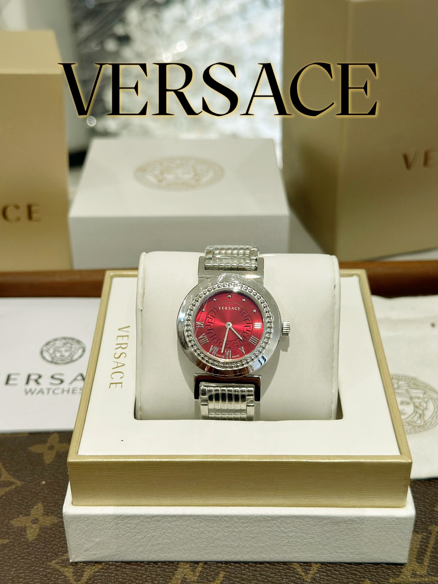 NO:947232,Versace-5Q series, imported quartz movement, anti-glare mineral mirror, outer ring processing technology for brand elements, clever balls alternately showing bright moments, 36mm diameter, can be worn by both men and women!  ,,versace19860909范思哲-5Q系列,原装进口石英机芯,防眩目矿物质镜面,品牌元素用外圈处理工艺,巧妙的滚珠交替的展现着璀璨时刻,36mm表径,男女皆可佩戴！,,versace,Watch