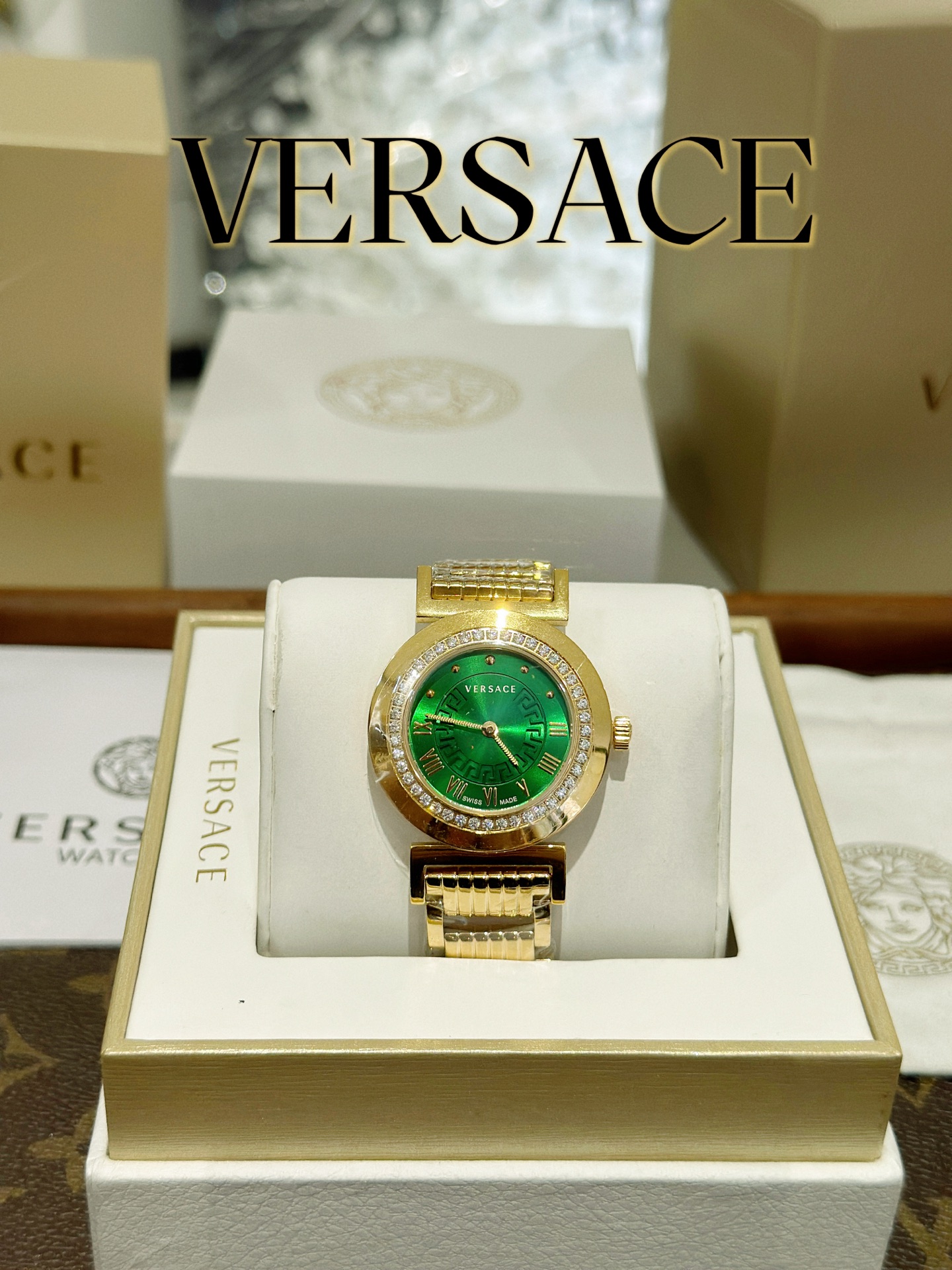 NO:947242,Versace-5Q series, imported quartz movement, anti-glare mineral mirror, outer ring processing technology for brand elements, clever balls alternately showing bright moments, 36mm diameter, can be worn by both men and women!  ,,versace19860909范思哲-5Q系列,原装进口石英机芯,防眩目矿物质镜面,品牌元素用外圈处理工艺,巧妙的滚珠交替的展现着璀璨时刻,36mm表径,男女皆可佩戴！,,versace,Watch