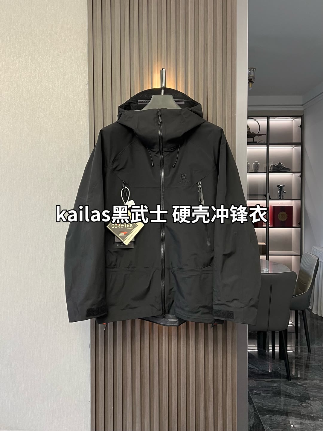 NO:508167,Exclusive one-to-one high-end version of the market [Chinese hard shell KA, ILAS Kaishi MONT X all-weather hard shell GTX waterproof mountaineering] Exclusive source Design concept: Chinese hard shell, Chinese mountain color, each mountain has its own temperament, each color has its own strength, changing day and night, the color blooms amazing vitality and beauty on the top of the snow-capped mountain, attracting climbers to explore the unforgettable color they meet. Color Wilderness Powder Mentzm Green Ice Lake Green Oxide Orange Black Rock Lime Number XS S M L XL XXL Fabric + Features: GORE TEX 3L fabric, cope with the storm and snow brought by the changing climate, and at the same time, windproof and breathable bring a better wearing experience, waterproof, windproof, breathable, lightweight, tear-resistant and wear-resistant, breathable 5000+  This unique exterior uses high-density T800Gore-tex memory three-in-one white cote fabric, full-cloth pressing process. Curved hat brim, better windproof and rainproof without covering the eyes, adjustable hat brim and hem drawstring. Multiple embroidery on the whole body is all made of Japan's top Tajima embroidery machine. High-open chest bags, easy to store and access when carrying, compatible with climbing and seat belts, easy to store and access when carrying, sufficient storage space. High-density technology fabric, windproof, wear-resistant, strong waterproof, combined with three-in-one technology, making the fabric more wide and stylish, the same style for men and women. The style is slim and pressure-free in autumn and winter. Adjustable sleeve loops are upgraded, more fit, more protective, and increase Velcro coverage area, easier to fit with one-hand operation. Outdoor ergonomic design, improves sports performance. Removable windproof snow skirt, comprehensively covering wind and snow, meets outdoor sports needs such as skiing and other outdoor sports needs such as skiing.  Hem can be adjusted with one hand, windproof and backflow, hem drawstring can be easily adjusted with one hand, built-in detachable foam to prevent upward sliding when wearing a seat belt High-open large-capacity insertion chest pocket, compatible with climbing and seat belts, and can also be easily carried. Professional ventilated zipper steam-permeable system under the armpit, two-way opening and closing, rapid ventilation and heat dissipation, timely restoration of dryness and comfort, avoid repeated unpacking and putting on and off, 360° three-dimensional hood, the cap is compatible with face movement, hood design is adjustable drawstring, warm and compatible Suitable for Asian people Function + style Style motorcycle style, ski outdoor Loose style Craft: This model uses GORE TEX  3L fabric, inner splicing full pressing process, high-density three-in-one technology fabric, a total of 16 small details and a very professional outdoor design. This is a four colors that are easy to see and explode, very unique and gorgeous, making you feel unique. The meaning of this model has its own aesthetic and unique design. It is also quite professional in the outdoor industry and can be called the most awesome hard shell in China., skirts, hats, alexander wang19860909市场独家一比一高版【中国硬壳KA,ILAS凯石 MONT X全天候硬壳GTX防水登山】独家货源 设计理念: 中国硬壳,中国山地色,每座山都有自己的脾气性格每个色彩都有自己的力量,随昼夜更替,色彩在雪山之巅绽放出令人惊叹的生命力与美感,吸引登山者去探寻相遇那一抹难忘的色彩. 颜色 绒蒿粉 缅茨姆绿 冰湖绿 氧化橙 矿石黑 岩石灰 码数 XS S M L XL XXL 面料+特点:  GORE TEX 3L面料,应对多变气候带来的暴风雨雪考验,同时防风透气带来更好的穿着体验,防水、防风、透气、轻量、抗撕裂耐磨,透气5000＋ 这款独特的外部,采用高密T800Gore-tex 记忆三合一白可特面料,全衣压胶工艺 弧形帽檐,更好的防风防雨不遮眼,可调节帽檐和下摆抽绳 全身多处刺绣全部采用日本进口顶尖田岛刺绣机 高开胸袋,背负时便捷存取,兼容攀登及安全带,背负时存取便捷,储物空间充足 高密科技型面布,防风,耐磨,强防水,配合三合一工艺使得面料更为挺阔有型了男女同款 版型偏修身 秋冬均无压 调节袖袢升级,更贴合强防护,增加魔术贴覆盖区域,单手操作更容易贴合 户外运动人体工学设计,提升运动表现 可拆卸防风雪裙,全面遮蔽风雪,满足滑雪等户外运动需求 可单手调节下摆,防风倒灌,下摆抽绳可单手轻松调节,内置可拆卸泡棉,防止穿着安全带时向上滑移 高开大容量插手胸袋,兼容攀登及安全带,背负状态也能轻松 腋下专业通风拉链透汽系统,双向开合,迅速通风散热,及时恢复干爽舒适,避免反复卸包和穿脱, 360°三维风帽,帽随脸动可兼容,连帽设计可调抽绳,保暖兼容 适合亚洲人群 功能＋版型 风格机车风、滑雪户外 版型宽松版型 工艺: 这款采用 GORE TEX 3L面料,内里拼接全压胶工艺,高密三合一科技型面料,全衣共计16个小细节和非常专业的户外设计,这是一款好看到爆炸的,非常个性艳丽的四个颜色,让你感受到与众不同,这款冲的意义有着自己的审美和独到的设计,在户外行业也是相当专业,堪称中国最牛的的硬壳,,skirts,hats,alexander wang,Men's clothing