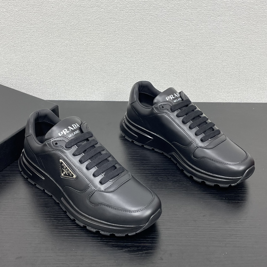 NO:664107,PRADA men's new leather sneakers. This sneaker is made of smooth calfskin upper, with a thickened rubber foam midsole and tire pattern rubber soles wrapped on the front and rear. The tongue is decorated with the brand letter logo, and the outside is decorated with the P family's classic triangular enamel badge. It has a personalized lace design. It is novel and unique, fashionable and durable, and unique. Fabric lining and cowhide foot pads make the upper foot fashionable, comfortable and breathable. Comes with a full set of original packaging!  Size 39-40-41-42-43-44 standard leather shoe size, prada, sneakers, cowhide19860909PRADA 男士新款皮革运动鞋 这款运动鞋采用光滑小牛皮鞋面制成,搭配加厚橡胶发泡中底拼接前后包裹的轮胎纹橡胶鞋底,鞋舌饰有品牌字母标识,外侧饰有P家经典三角珐琅徽章,个性系带设计,款式新颖别致,时尚耐看,别具一格.织物内里及牛皮垫脚加持,上脚时尚大方,舒适透气,配全套原包装！ 码数39-40-41-42-43-44 标准皮鞋尺码,,prada,sneakers,cowhide,Men's shoes