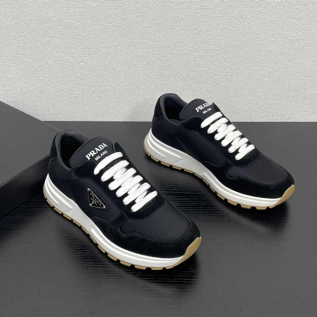 NO:664098,Prad*'s new Downtown series of men's shoes have arrived. The lace-up versatile style is made of imported cow suede leather + special fabric. It has a contemporary and sporty design with simple lines and a lightweight rubber sole. The Prada logo is interpreted from different angles and is decorated with the iconic enameled metal triangle, highlighting its unique classic charm. Metal eyelets and cotton laces, the upper is decorated with an enameled metal triangle, and the tongue is decorated with a branded logo.  TPU+PU vacuum outsole is integrated, non-slip and wear-resistant, and very comfortable on the feet. Leather shoe size: 39/40/41/42/43/44 Original box packaging + dust bag, prada19860909Prad*新款Downtown系列男鞋到货 系带百搭款 这款采用进口牛反绒皮革+特殊布料,采用富有当代魅力的运动风设计线条简洁,搭配轻盈的橡胶鞋底.通过不同角度演绎Prada徽标,饰有标志性的涂珐琅金属三角形,彰显别具一格的经典魅力.金属孔眼与棉质鞋带,鞋面饰有涂珐琅金属三角形,鞋舌饰以烙印徽标. TPU+PU真空大底一体成型,防滑耐磨,上脚效果非常舒适. 皮鞋码数:39/40/41/42/43/44 原盒包装+防尘袋,,prada,Men's shoes