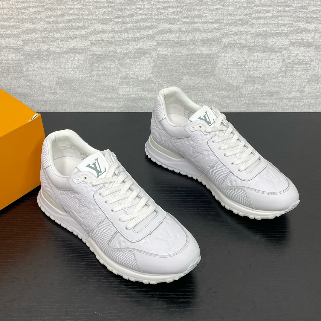 NO:275049,The Lv Run Away series of classic men's shoes arrives, exclusive source, buy version for counter, so the quality is absolutely guaranteed, and it is genuine, simple and casual style style. It is definitely a must-have for trendy shoe cabinets, but if you are tired of wearing the classic black and white color scheme, you might as well try this pair!  Very literary men's shoes, Louis' shoe design, craftsmanship, the shoe body is made of imported custom cowhide and spliced ​​presbyterian leather, comfortable and breathable on the feet, classic LV presbyterian elements, retro and not outdated, with a hint of luxury, and the lace-up style is unique and youthful and energetic, extremely recognizable!  Imported calfskin spliced ​​with presbyterian leather, inner footbed top layer cowhide, Tu non-slip large sole, light and comfortable!  Original box packaging!  Size: 39-40-41-42-43-44 Standard leather shoe size Number 64FH220834530,,louis vuitton,louis vuitton,cowhide19860909Lv Run Away系列经典款男鞋到货 独家货源 专柜买版 所以品质绝对保证,放在专柜就是正品,简约休闲风格的款式 绝对是潮人鞋柜中的必备款,但是穿腻了经典的黑白配色 不妨试试这一双！ 非常有文艺范儿男鞋,路易家的鞋子设计,款款匠心打造,鞋身选用进口定制牛皮拼接老花皮,上脚舒适透气度一流,经典的LV老花元素,复古不会过时,一丝奢华气息,系带版型独有青春活力辨识度极高！ 面料进口小牛皮拼接老花皮,内里垫脚头层牛皮,Tu 防滑大底 ,轻便舒适 ！原盒包装！ 码数:39-40-41-42-43-44 标准皮鞋尺码 编号64FH220834530,,louis vuitton,louis vuitton,cowhide,Men's shoes