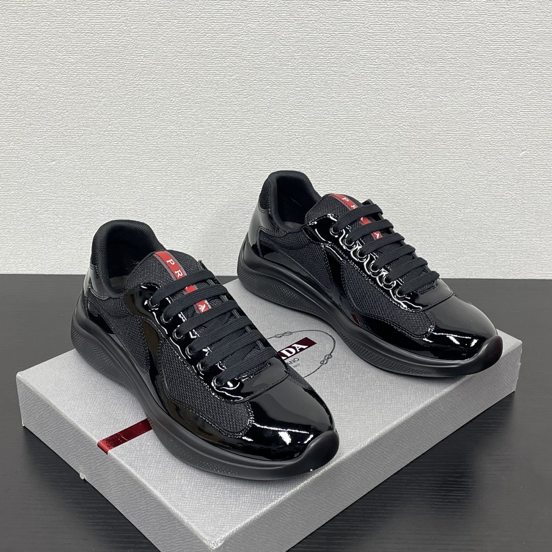 NO:275065,Prada Prad* Premium Products - Casual Sports Men's Shoes This America’s Cup sneakers are a classic item of Prada. They were designed for the Luna Rossa sailing team in the era, and are rejuvenated on the basis of original lines and details. Lace-up styles, enamel metal eyelets and cotton laces, and the tongue is decorated with Prada Linea  Rossa label, soft and durable leather with innovative breathable Bike fabric material, imported flying fabric spliced ​​patent leather, flying fabric inner lining and removable leather insole, inspired by sailing sports, sole height 35mm, lightweight widened rubber thick sole design with optical lens pattern complements the overall. Leather shoe size: 39/40/41/42/43/44 (38, 45, 46 can be customized without return or exchange) No. 04FH220873480,, prada, prada, sneakers19860909普拉达Prad*臻品——休闲运动男鞋 这款America’s Cup运动鞋是Prada的经典单品,在年代为Luna Rossa帆船队设计,在原版线条和细节的基础上焕新演绎.系带款式,涂珐琅金属孔眼与棉质鞋带,鞋舌饰以Prada Linea Rossa标签,柔软耐用的皮革搭配创新型透气Bike织物材质,鞋面进口飞织面料拼接漆皮,飞织内里和可拆卸皮面鞋垫,灵感来自帆船运动,鞋底高度35毫米,带光学镜片图案的轻便加宽橡胶厚底设计与整体相得益彰.皮鞋码数:39/40/41/42/43/44（38、45、46可订做不退不换）编号04FH220873480,,prada,prada,sneakers,Men's shoes