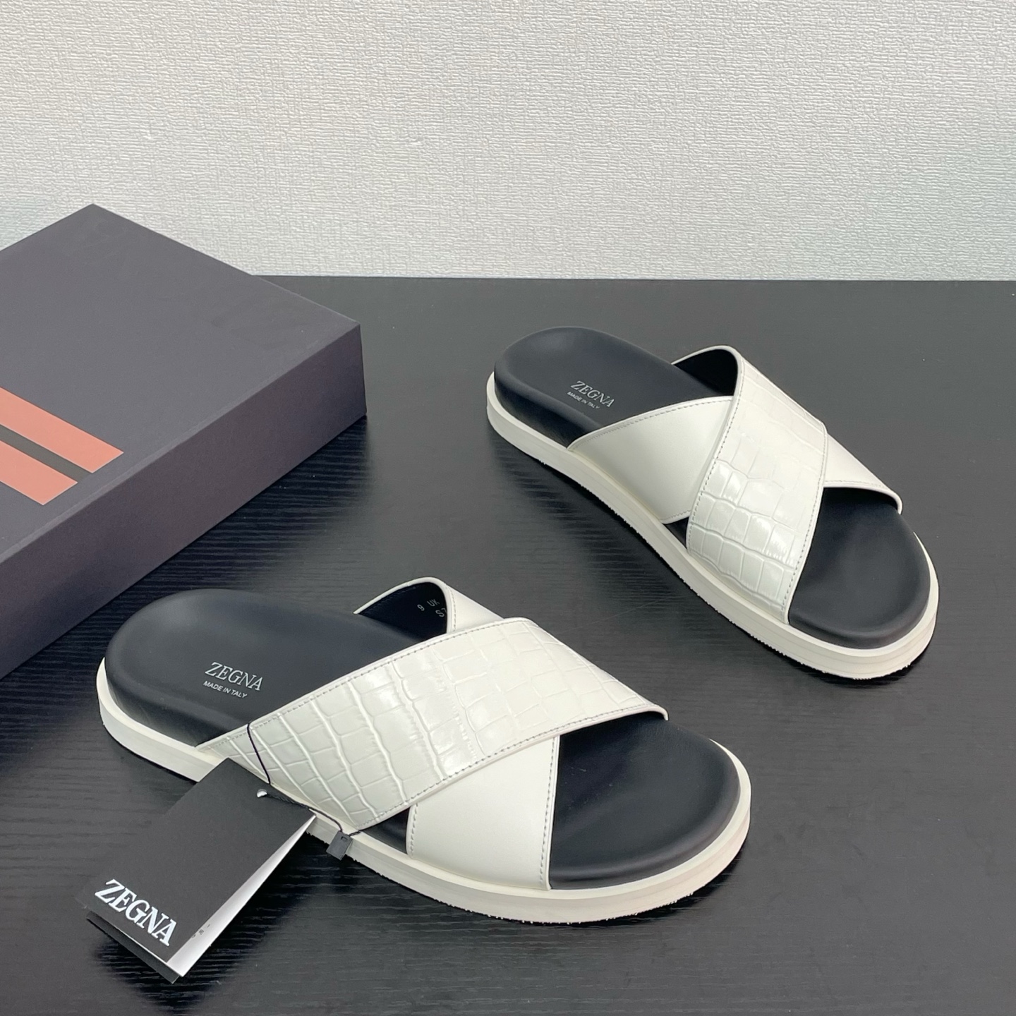 NO:346031,New Zegna summer leather cross-slippers shipped. Leading the domestic official website, the fabric is embossed with imported calfskin, matched with simple design, visible texture, cross upper strip design, imported water-dyed cowhide, footbed cowhide, paired with double-layer Eva combination, anti-slip and wear-resistant sole, genuine leather edge!  High-end luxury and atmosphericity, big brand experience, comfortable and breathable, stylish on the feet, full set of original packaging Standard leather shoes size: 39/40/41/42/43/44 White No. 83FH220853450,,zegna,slippers,cowhide19860909新款Zegna杰尼亚夏季皮革交叉款拖鞋出货  领先国内官网,面料选用进口小牛皮压纹,搭配简约设计 看得见的质感 交叉鞋面饰带设计 内里进口水染牛皮,垫脚牛皮,搭配双层Eva 组合防滑耐磨大底,真皮沿条！彰显高端奢华大气,大牌体验,舒适透气,上脚有型,全套原包装 标准皮鞋尺码:39/40/41/42/43/44 白色 编号83FH220853450,,zegna,slippers,cowhide,Men's shoes