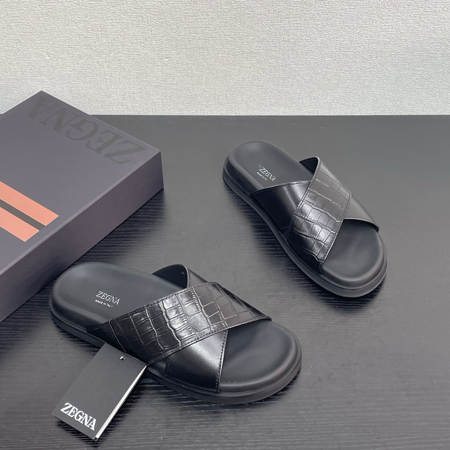 NO:346046,New Zegna summer leather cross-slippers shipped. Leading the domestic official website, the fabric is embossed with imported calfskin, matched with simple design, visible texture, cross upper strip design, imported water-dyed cowhide, footbed cowhide, paired with double-layer Eva combination, anti-slip and wear-resistant sole, genuine leather edge!  High-end luxury and atmosphericity, big brand experience, comfortable and breathable, stylish on the feet, full set of original packaging Standard leather shoes size: 39/40/41/42/43/44 Black, number 83FH220853450, zegna, slippers, cowhide19860909新款Zegna杰尼亚夏季皮革交叉款拖鞋出货  领先国内官网,面料选用进口小牛皮压纹,搭配简约设计 看得见的质感 交叉鞋面饰带设计 内里进口水染牛皮,垫脚牛皮,搭配双层Eva 组合防滑耐磨大底,真皮沿条！彰显高端奢华大气,大牌体验,舒适透气,上脚有型,全套原包装 标准皮鞋尺码:39/40/41/42/43/44 黑色、编号83FH220853450,,zegna,slippers,cowhide,Men's shoes