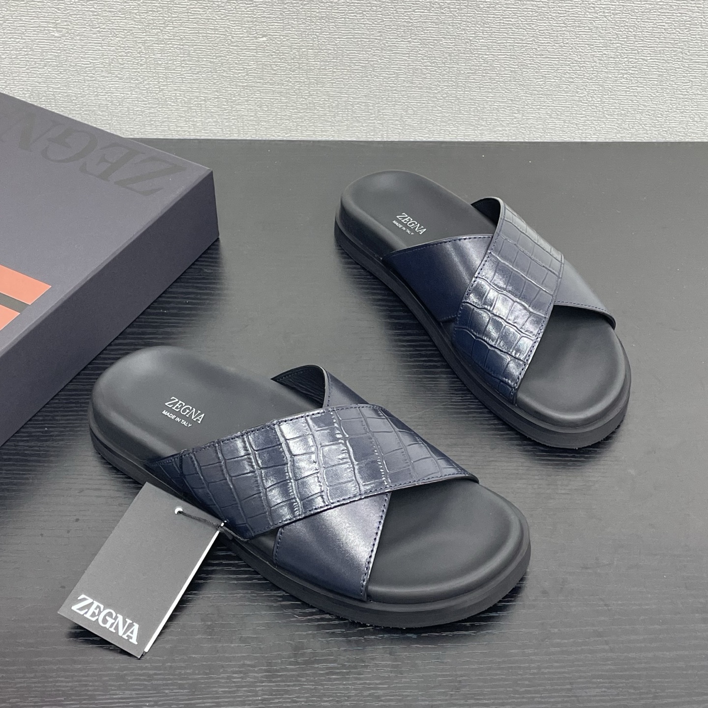 NO:346085,New Zegna summer leather cross-slippers shipped. Leading the domestic official website, the fabric is embossed with imported calfskin, matched with simple design, visible texture, cross upper strip design, imported water-dyed cowhide, footbed cowhide, paired with double-layer Eva combination, anti-slip and wear-resistant sole, genuine leather edge!  High-end luxury and atmosphericity, big brand experience, comfortable and breathable, stylish on the feet, full set of original packaging Standard leather shoes size: 39/40/41/42/43/44 Blue Number 83FH220853450,,zegna,slippers,cowhide19860909新款Zegna杰尼亚夏季皮革交叉款拖鞋出货  领先国内官网,面料选用进口小牛皮压纹,搭配简约设计 看得见的质感 交叉鞋面饰带设计 内里进口水染牛皮,垫脚牛皮,搭配双层Eva 组合防滑耐磨大底,真皮沿条！彰显高端奢华大气,大牌体验,舒适透气,上脚有型,全套原包装 标准皮鞋尺码:39/40/41/42/43/44 蓝色 编号83FH220853450,,zegna,slippers,cowhide,Men's shoes