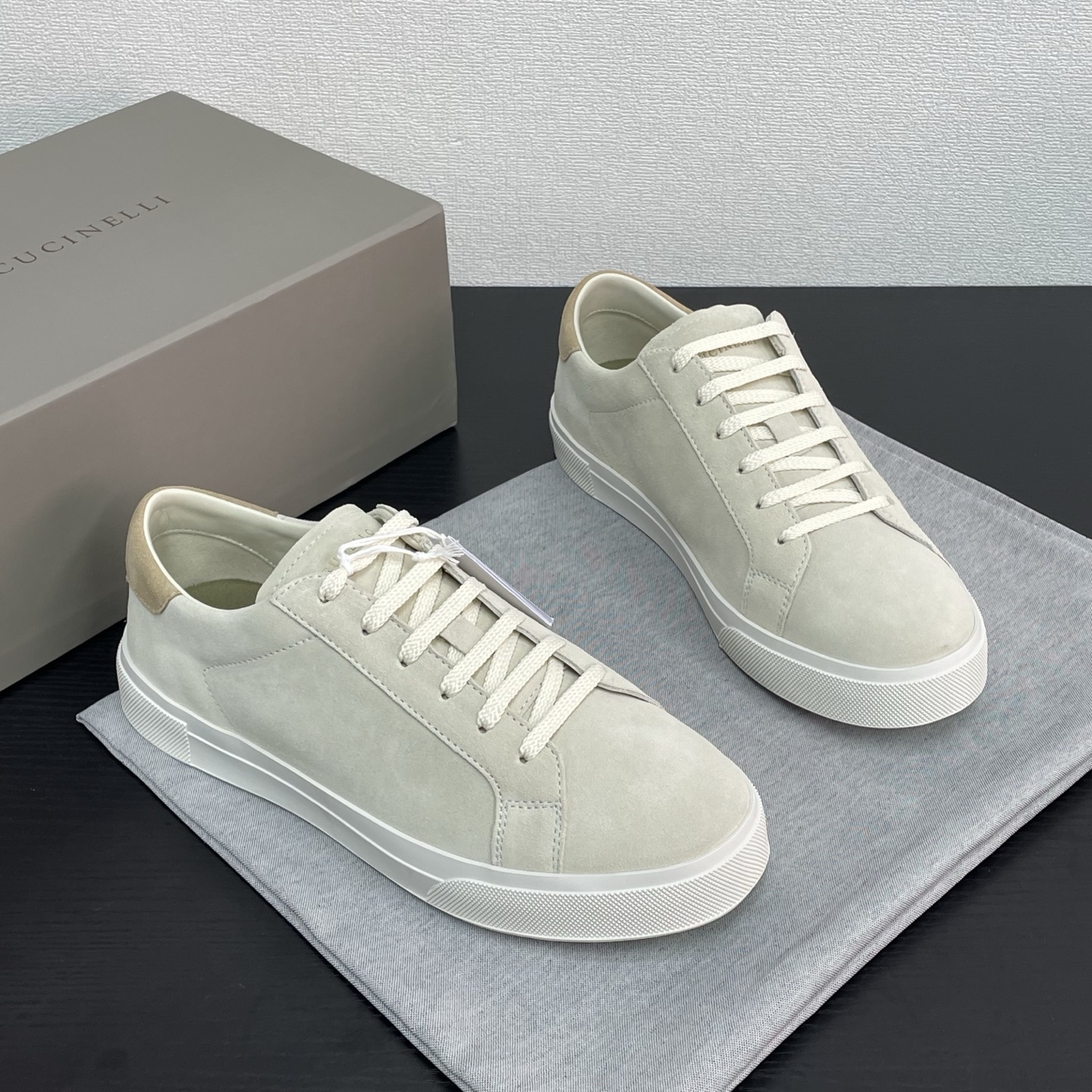 NO:346105,Brunello Cucinelli 2025ss new lace-up men's casual sports shoes, four colors arrive. This BC upper is made of custom suede imported from Italy, with three-dimensional and skin-friendly feel, smooth and simple lines, the tongue brand logo + heel three-dimensional printing design, making the texture of the whole pair of shoes more prominent, fashionable and luxurious, and the inner benzene dyed calfskin is matched with the brand's special fabric. U insole and fabric are integrated into one, without fading, breathable and comfortable, rubber anti-slip wear-resistant two-color outsole, full of texture, classic style, never out of time, versatile and comfortable on the feet, you deserve it, drawer-style original box packaging + shoe storage bag. Off-white leather shoes size: 39/40/41/42/43/44 [45 can be customized] high-end customization  No. 44FH220814520, brunello cucinelli,cowhide,chamois leather19860909Brunello Cucinelli2025ss新款系带男士休闲运动板鞋,四色到货 此款BC鞋面采用意大利进口订制麂皮,立体感和亲肤感十足,线条顺畅简约,鞋舌品牌Logo+后跟立体印刷设计,使整双鞋子的质感更加凸显,时尚奢华不张扬,内里苯染小牛皮搭配品牌专用布料,u鞋垫和布料一体成型,不掉色,透气舒适不闷脚,橡胶防滑耐磨双色大底,质感爆棚,经典版型,永不过时,上脚百搭还舒适,您值得拥有,抽屉式原盒包装+鞋履收纳袋. 米白色 皮鞋码数:39/40/41/42/43/44【45可定做】高端定制 编号44FH220814520,,brunello cucinelli,cowhide,chamois leather,Men's shoes