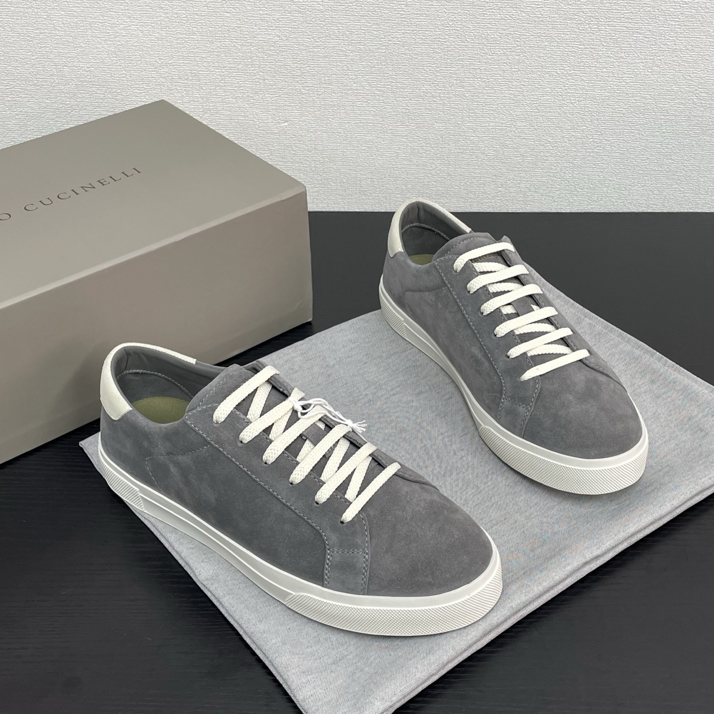 NO:346134,Brunello Cucinelli 2025ss new lace-up men's casual sports shoes, four colors arrive. This BC upper is made of custom suede imported from Italy, with a three-dimensional and skin-friendly feel, smooth and simple lines, the tongue brand logo + heel three-dimensional printing design, making the texture of the whole pair of shoes more prominent, fashionable and luxurious, and the inner benzene dyed calfskin is matched with the brand's special fabric. U insole and fabric are integrated into one, without fading, breathable and comfortable, rubber anti-slip wear-resistant two-color outsole, full of texture, classic style, never out of time, versatile and comfortable on the feet, you deserve it, drawer-style original box packaging + shoe storage bag. Gray Leather Shoes Size: 39/40/41/42/43/44 [45 can be customized] High-end customization  No. 44FH220814520, brunello cucinelli,cowhide,chamois leather19860909Brunello Cucinelli2025ss新款系带男士休闲运动板鞋,四色到货 此款BC鞋面采用意大利进口订制麂皮,立体感和亲肤感十足,线条顺畅简约,鞋舌品牌Logo+后跟立体印刷设计,使整双鞋子的质感更加凸显,时尚奢华不张扬,内里苯染小牛皮搭配品牌专用布料,u鞋垫和布料一体成型,不掉色,透气舒适不闷脚,橡胶防滑耐磨双色大底,质感爆棚,经典版型,永不过时,上脚百搭还舒适,您值得拥有,抽屉式原盒包装+鞋履收纳袋. 灰色 皮鞋码数:39/40/41/42/43/44【45可定做】高端定制 编号44FH220814520,,brunello cucinelli,cowhide,chamois leather,Men's shoes