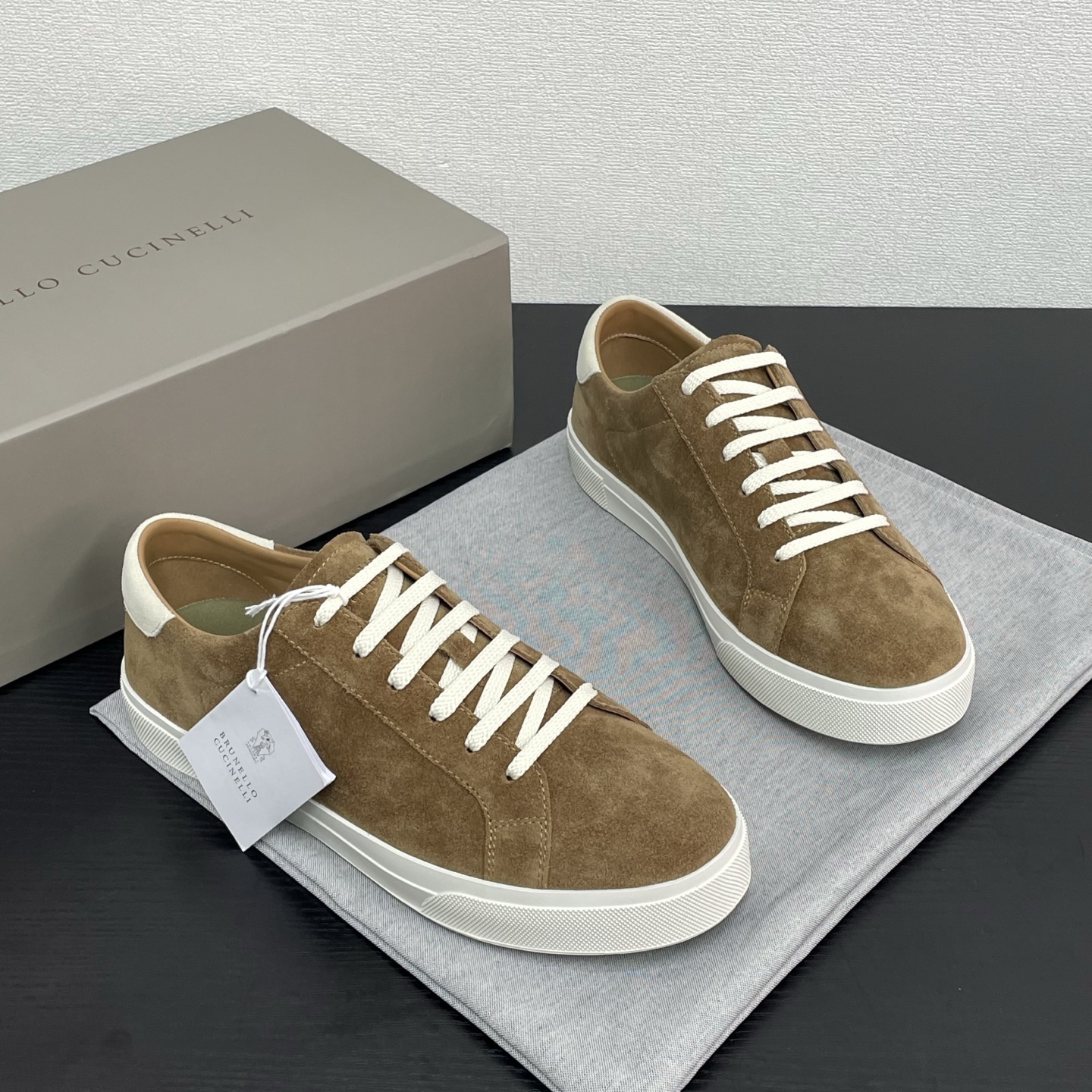 NO:346159,Brunello Cucinelli 2025ss new lace-up men's casual sports shoes, four colors arrive. This BC upper is made of custom suede imported from Italy, with three-dimensional and skin-friendly feel, smooth and simple lines, the tongue brand logo + heel three-dimensional printing design, making the texture of the whole pair of shoes more prominent, fashionable and luxurious, and not ostentatious. The inner benzene dyed calfskin is matched with the brand's special fabric. The u insole and fabric are integrated into one, without fading, breathable and comfortable, rubber anti-slip wear-resistant two-color outsole, full of texture, classic style, never out of time, versatile and comfortable on the feet, you deserve it, drawer-style original box packaging + shoe storage bag. Brown Leather Shoes Size: 39/40/41/42/43/44 [45 can be customized] High-end customization  No. 44FH220814520, brunello cucinelli,cowhide,chamois leather19860909Brunello Cucinelli2025ss新款系带男士休闲运动板鞋,四色到货 此款BC鞋面采用意大利进口订制麂皮,立体感和亲肤感十足,线条顺畅简约,鞋舌品牌Logo+后跟立体印刷设计,使整双鞋子的质感更加凸显,时尚奢华不张扬,内里苯染小牛皮搭配品牌专用布料,u鞋垫和布料一体成型,不掉色,透气舒适不闷脚,橡胶防滑耐磨双色大底,质感爆棚,经典版型,永不过时,上脚百搭还舒适,您值得拥有,抽屉式原盒包装+鞋履收纳袋. 棕色 皮鞋码数:39/40/41/42/43/44【45可定做】高端定制 编号44FH220814520,,brunello cucinelli,cowhide,chamois leather,Men's shoes