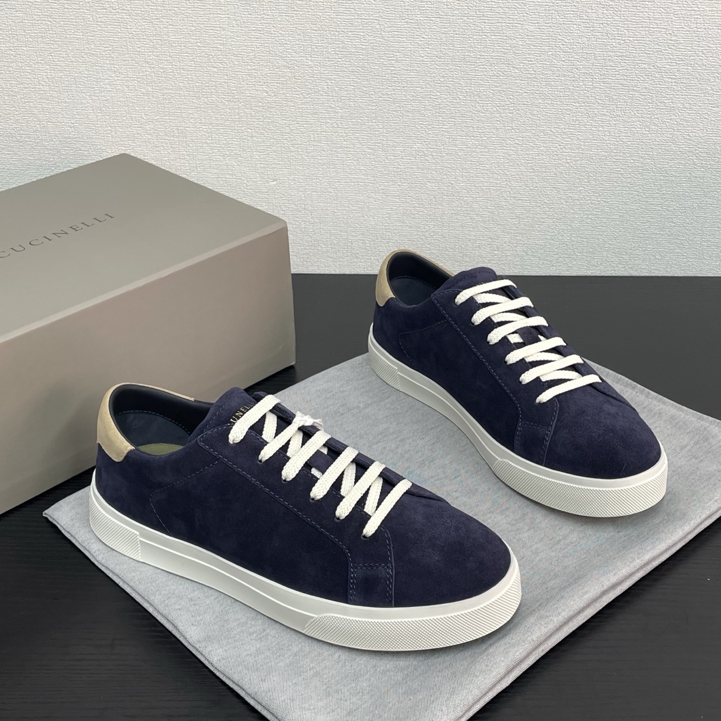 NO:346171,Brunello Cucinelli 2025ss new lace-up men's casual sports shoes, four colors arrive. This BC upper is made of custom suede imported from Italy, with three-dimensional and skin-friendly feel, smooth and simple lines, the tongue brand logo + heel three-dimensional printing design, making the texture of the whole pair of shoes more prominent, fashionable and luxurious, not ostentatious, the inner benzene dyed calfskin is matched with brand-specific fabrics, u insoles and fabrics are integrated, without fading, breathable and comfortable, rubber anti-slip wear-resistant two-color outsole, full of texture, classic style, never out of time, versatile and comfortable on the feet, you deserve it, drawer-style original box packaging + shoe storage bag. Blue Leather shoes size: 39/40/41/42/43/44 [45 can be customized] high-end customization  No. 44FH220814520, brunello cucinelli,cowhide,chamois leather19860909Brunello Cucinelli2025ss新款系带男士休闲运动板鞋,四色到货 此款BC鞋面采用意大利进口订制麂皮,立体感和亲肤感十足,线条顺畅简约,鞋舌品牌Logo+后跟立体印刷设计,使整双鞋子的质感更加凸显,时尚奢华不张扬,内里苯染小牛皮搭配品牌专用布料,u鞋垫和布料一体成型,不掉色,透气舒适不闷脚,橡胶防滑耐磨双色大底,质感爆棚,经典版型,永不过时,上脚百搭还舒适,您值得拥有,抽屉式原盒包装+鞋履收纳袋. 蓝色 皮鞋码数:39/40/41/42/43/44【45可定做】高端定制 编号44FH220814520,,brunello cucinelli,cowhide,chamois leather,Men's shoes