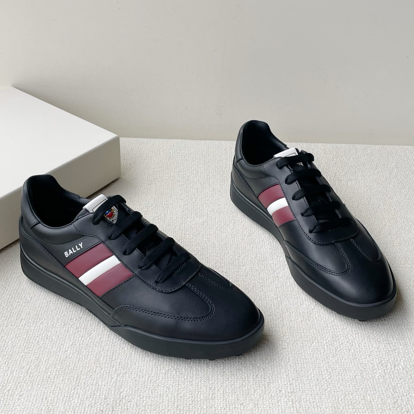 NO:352161,Bally's new Manto Runner calfskin sneakers Elegant design upper Fluid lines, Strobel needle structure Round rivet rubber non-slip sole design Stronger flexibility and grip Men's white shoes 39 40 41 42 43 44 Number 44FH220814520,,sneakers,cowhide19860909Bally新款 Manto Runner小牛皮运动鞋 优雅设计鞋面 流畅型线条 , 斯特罗贝尔针结构 圆形铆钉橡胶防滑鞋底设计 柔韧性和抓地力更强 男款小白鞋39 40 41 42 43 44 编号44FH220814520,,sneakers,cowhide,Men's shoes