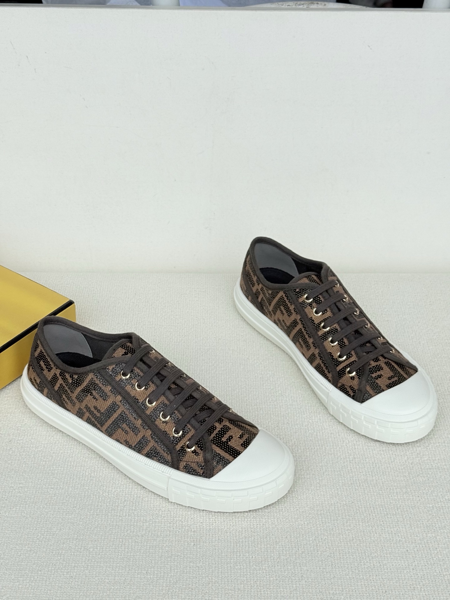 NO:346202,Fendi Spring and summer canvas shoes casual shoes biscuit shoes couples canvas shoes, classic FF presbyterian canvas, casual and versatile, retro and fashionable. Simple shoe style with white toe, exquisite details show style. Whether you are walking on the street or having a casual party, wear it and take a look at the trendy pace and interpret Italian luxury style. Number 35-44 Number 13FH220882380,,fendi,fendi19860909芬迪Fendi 春夏帆布鞋休闲鞋饼干鞋情侣款帆布鞋,鞋面经典FF老花帆布,休闲百搭轻便,复古又时尚.简约鞋型搭配白色鞋头,精致细节尽显格调.无论是漫步街头还是休闲聚会,穿上它,轻松踏出潮流步伐,诠释意式奢华风尚.码数35-44 编号13FH220882380,,fendi,fendi,Men's shoes