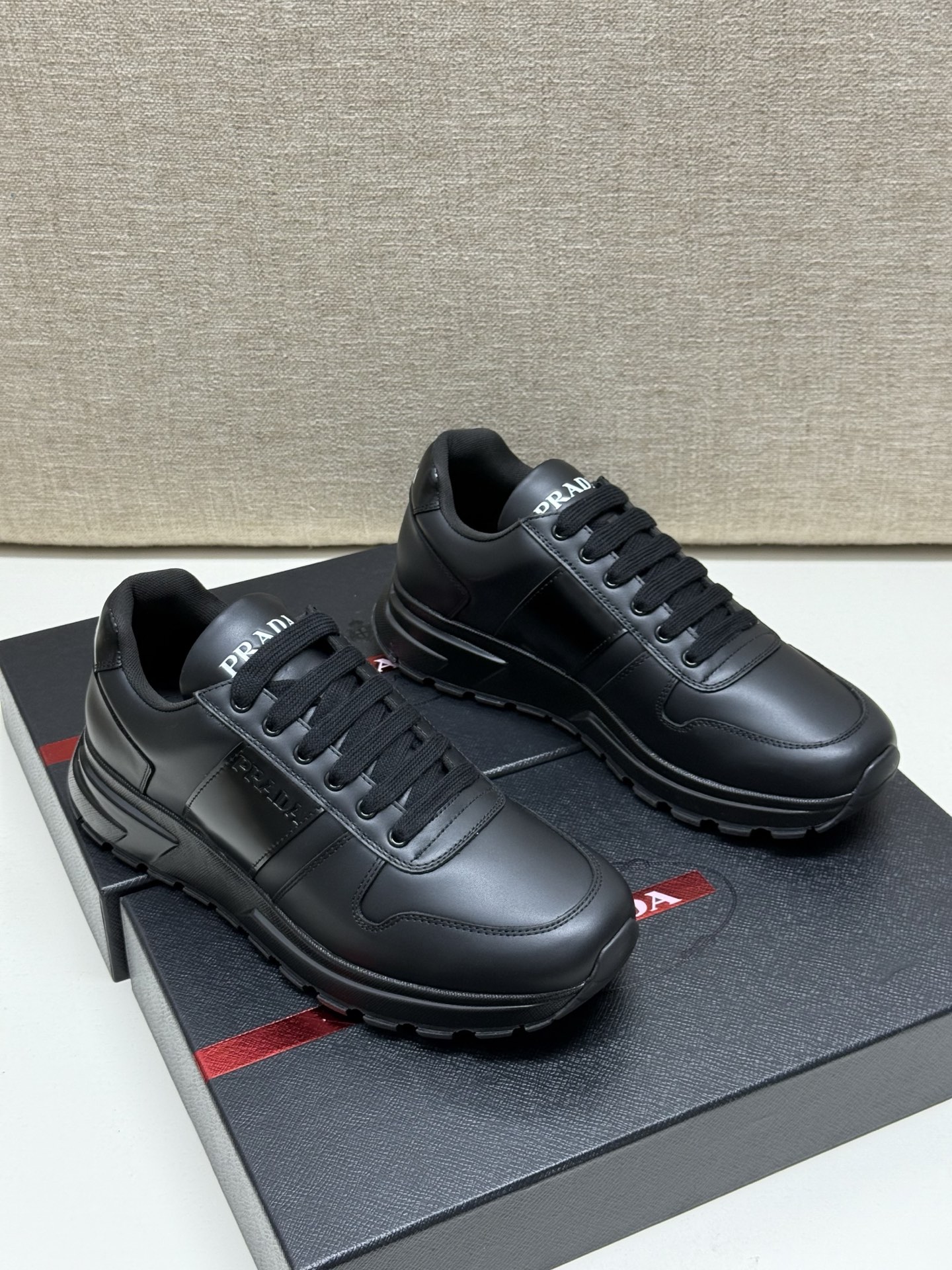 NO:664092,PRADA's new fabric leather sports and casual shoes. These sports shoes are made of bright open-edge beads and calfskin. They are simple and versatile, comfortable and breathable. They are equipped with a lightweight outsole with anti-slip shock-absorbing patterns. The heel of the sole is decorated with an exclusive logo. The side of the sole is decorated with the Prada embossed letter brand logo. The tongue is decorated with the brand logo, showing the brand style. Fabric cotton lining, standard cowhide logo foot pads, light, comfortable and durable on the foot!  Comes with original box and dust bag!  Size 39-40-41-42-43-44 Leather shoe size, prada, sneakers, cowhide19860909PRADA 新款织物皮革运动休闲鞋 这款运动鞋采用亮面开边珠拼接小牛皮面,简约百搭,舒适透气,搭配防滑减震花纹轻质大底,鞋底后跟饰有专属logo,侧面饰有Prada压纹字母品牌徽标,鞋舌饰有品牌logo标识,尽显品牌格调.织物棉内里,标配牛皮logo垫脚,上脚轻便舒适耐看！配原盒包装防尘袋！码数39-40-41-42-43-44 皮鞋码,,prada,sneakers,cowhide,Men's shoes